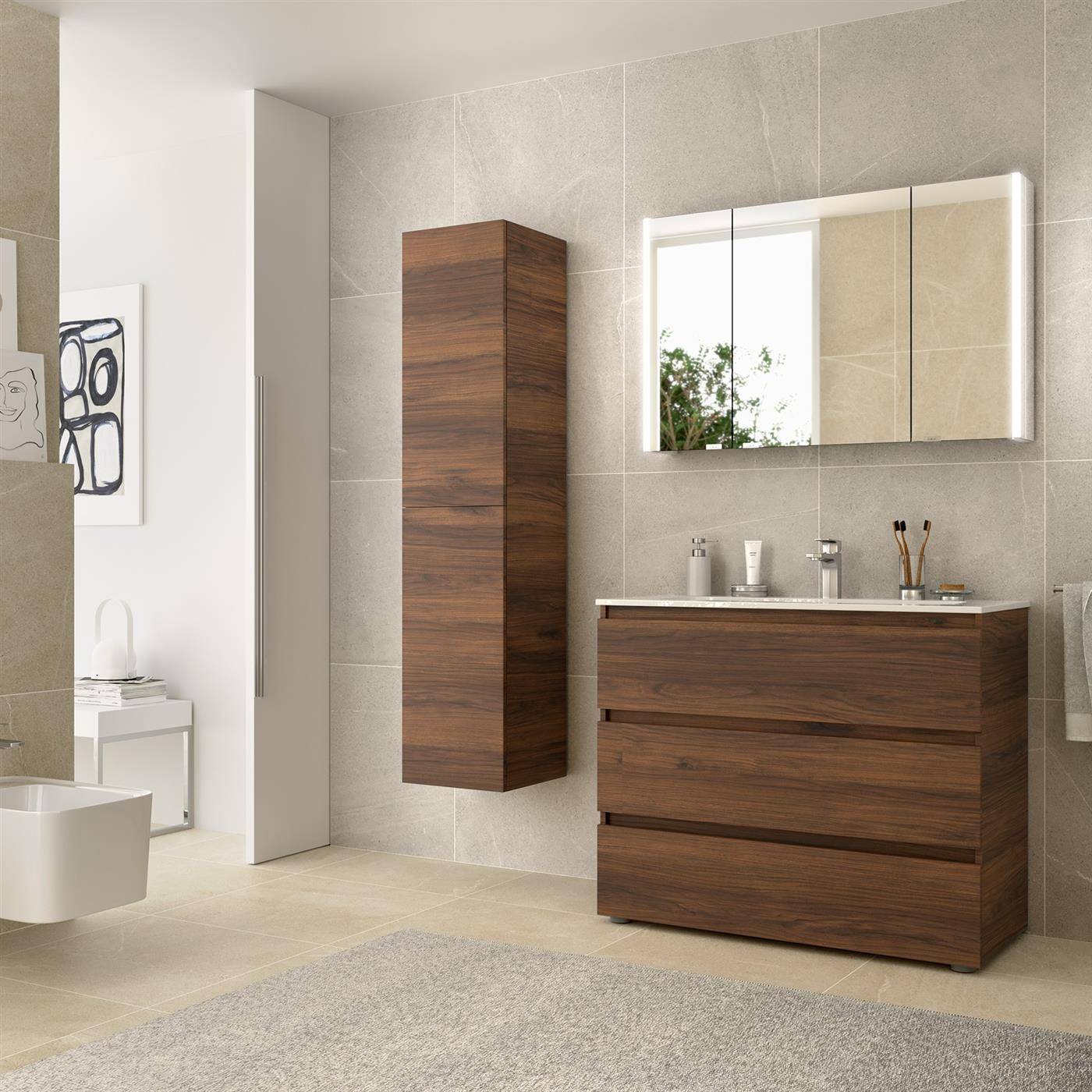 Modernes Badezimmer mit wandmontiertem Spiegel, schwebendem Holzschrank, hohem Regal und Waschbecken; beige geflieste Wände und Teppich.