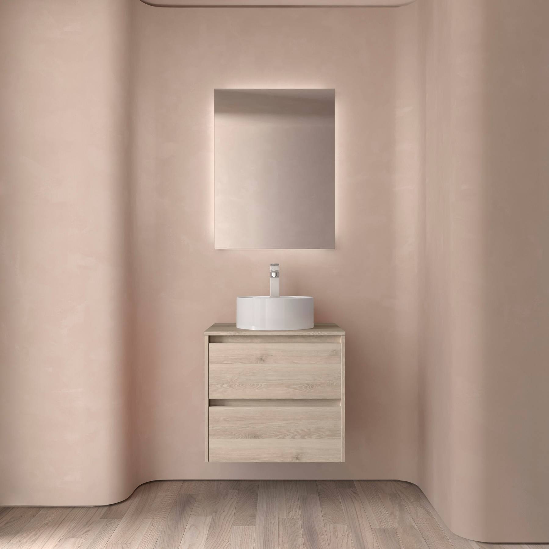 Ein minimalistisches Badezimmer mit einem hellen Holz-Waschtisch, weißem Waschbecken und rechteckigem Spiegel an einer pastellrosa Wand. Der Raum hat ein modernes Design.