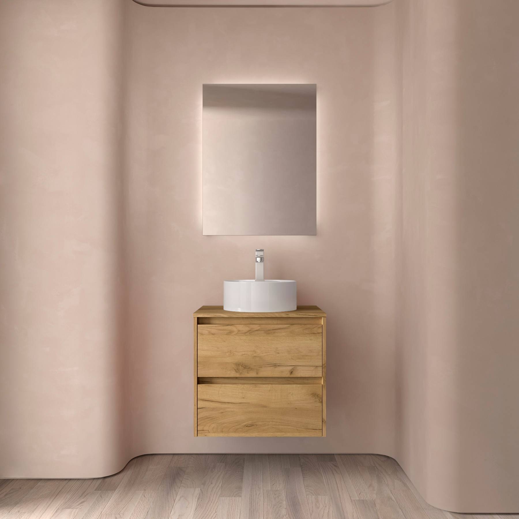 Ein modernes Badezimmer mit rosa Wänden präsentiert einen Waschtisch aus Holz und ein rundes Aufsatzbecken unter einem rechteckigen Spiegel.