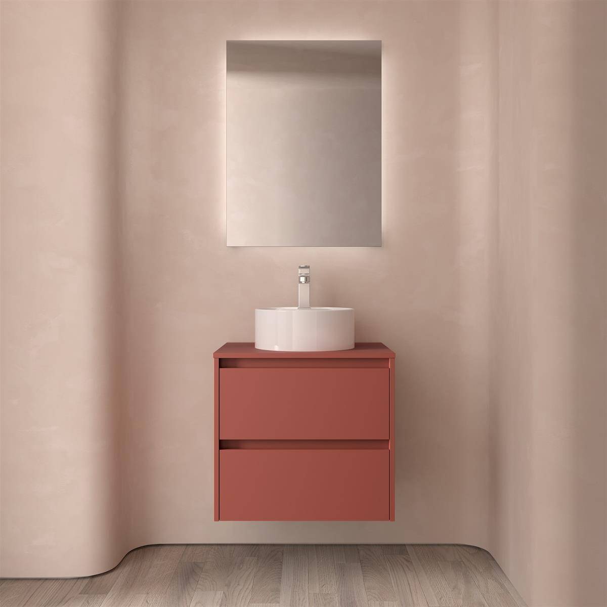 Minimalistische Badezimmerkommode mit rechteckigem Spiegel, weißem Aufsatzwaschbecken und korallenrotem Wandschrank vor beigen Wänden und Holzoptikboden.