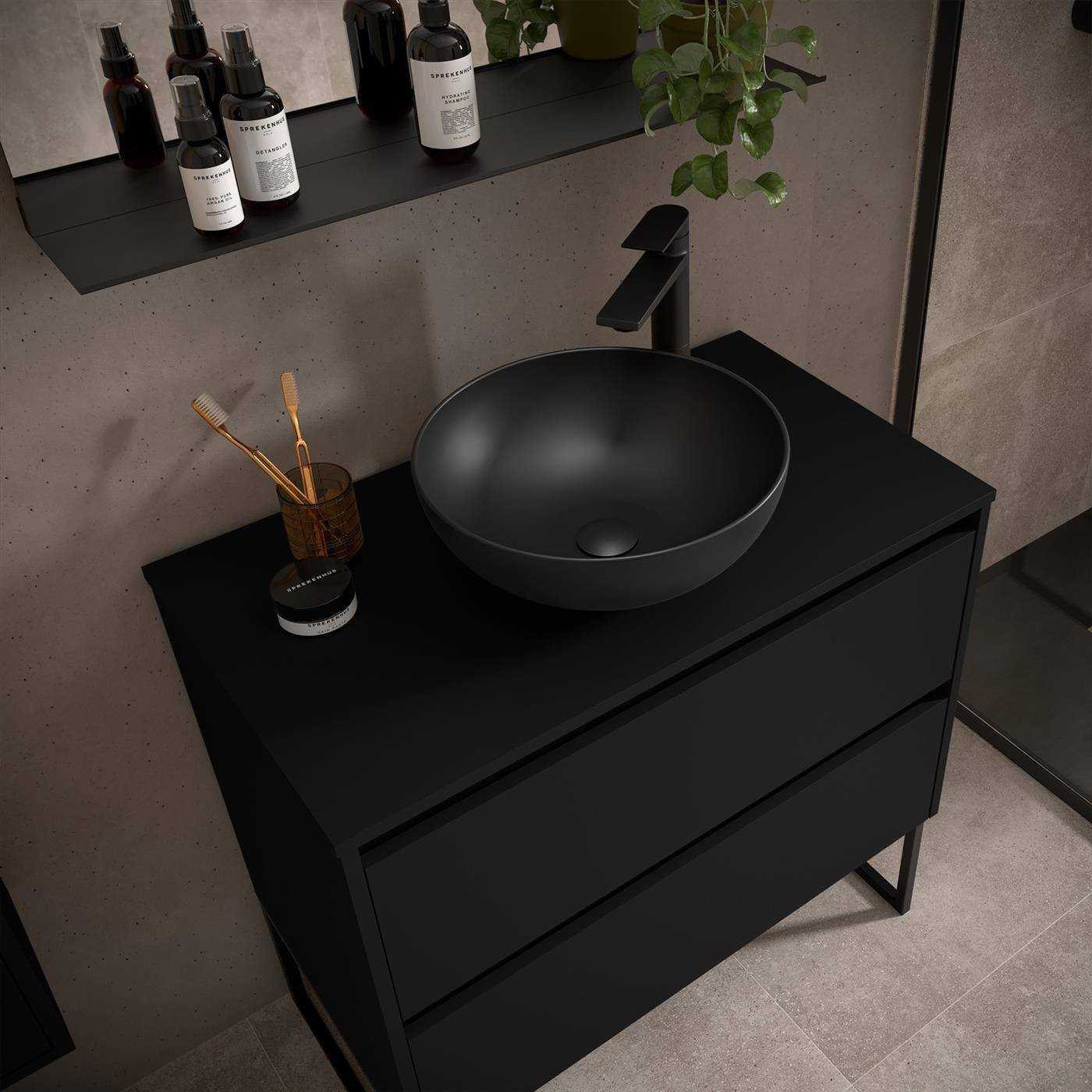 Modernes Badezimmerwaschtisch mit mattschwarzer Aufsatzwaschbecken, wandmontiertem Wasserhahn und dunklen Regalen, auf denen Toilettenartikel und eine Pflanze stehen.