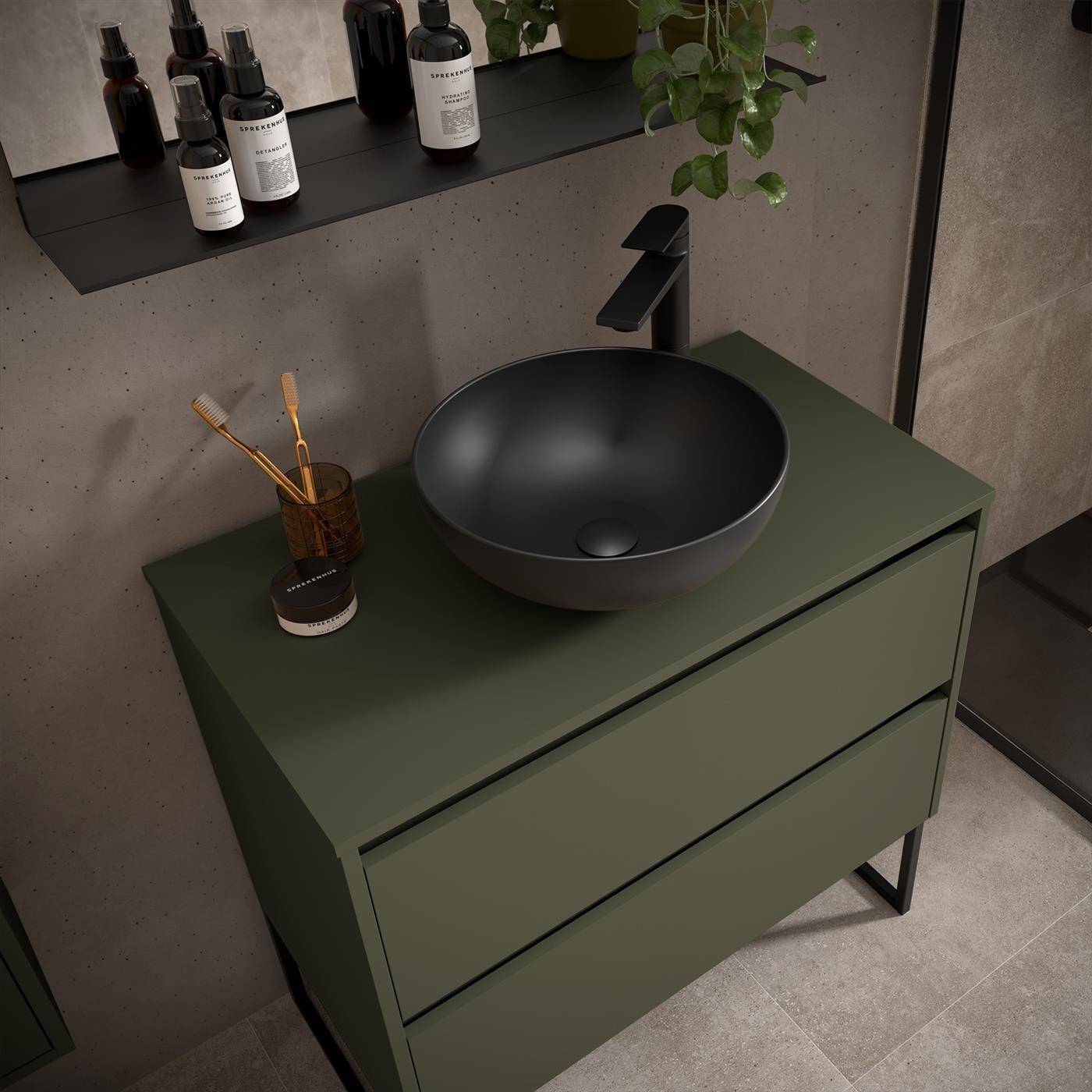 Modernes Badezimmer-Waschtisch mit mattschwarzem Aufsatzwaschbecken und Armatur auf einem olivgrünen Unterschrank, mit Toilettenartikeln und Zahnbürschenbecher oben.