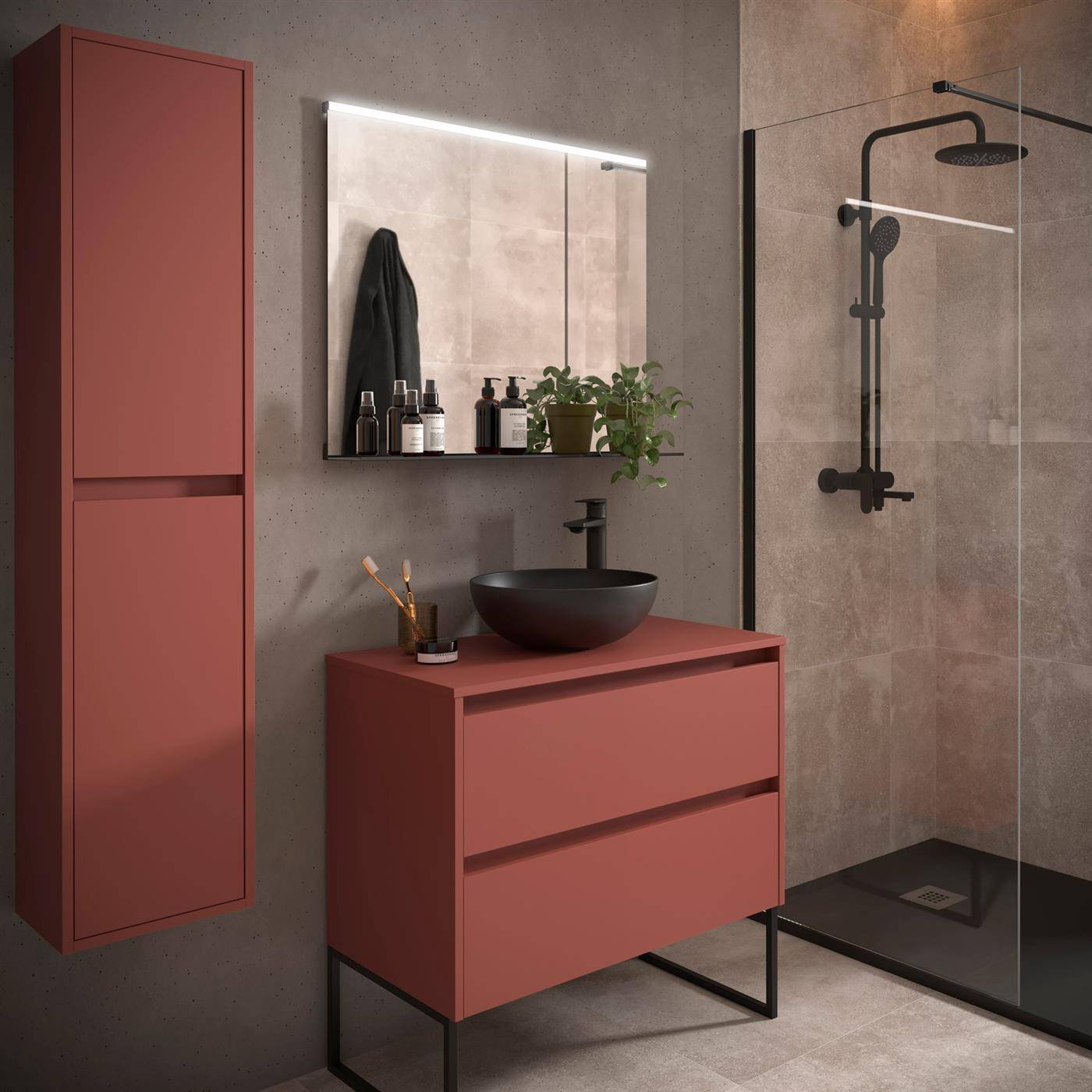 Modernes Badezimmer mit korallfarbener Waschtischanlage, schwarzem Waschbecken und Spiegel, hohem Lagerschrank und begehbarer Glasdusche mit schwarzen Armaturen.