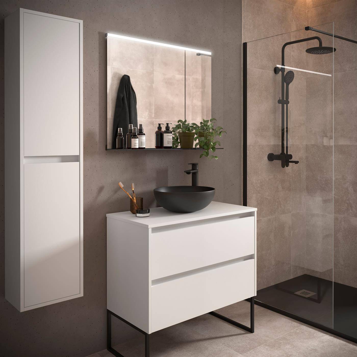 Modernes Badezimmer mit weißem Waschtisch, schwarzem Aufsatzwaschbecken, beleuchtetem Spiegel, Wandschrank und Glasduschkabine.
