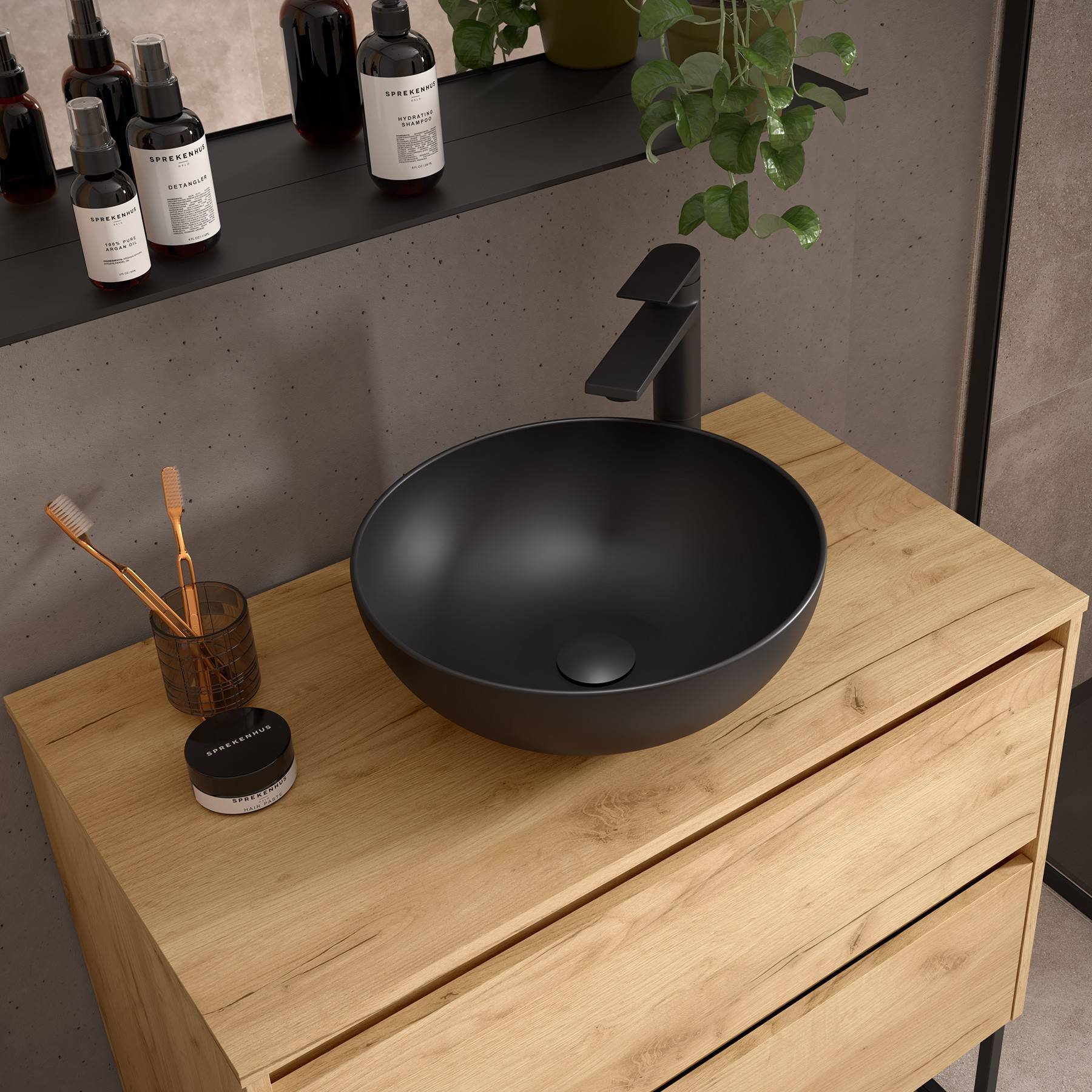 Ein modernes Badezimmer verfügt über ein elegantes schwarzes Waschbecken auf einem Holzwaschtisch mit einem offenen Regal. Toilettenartikel und grüne Pflanzen verleihen eine dekorative Note.