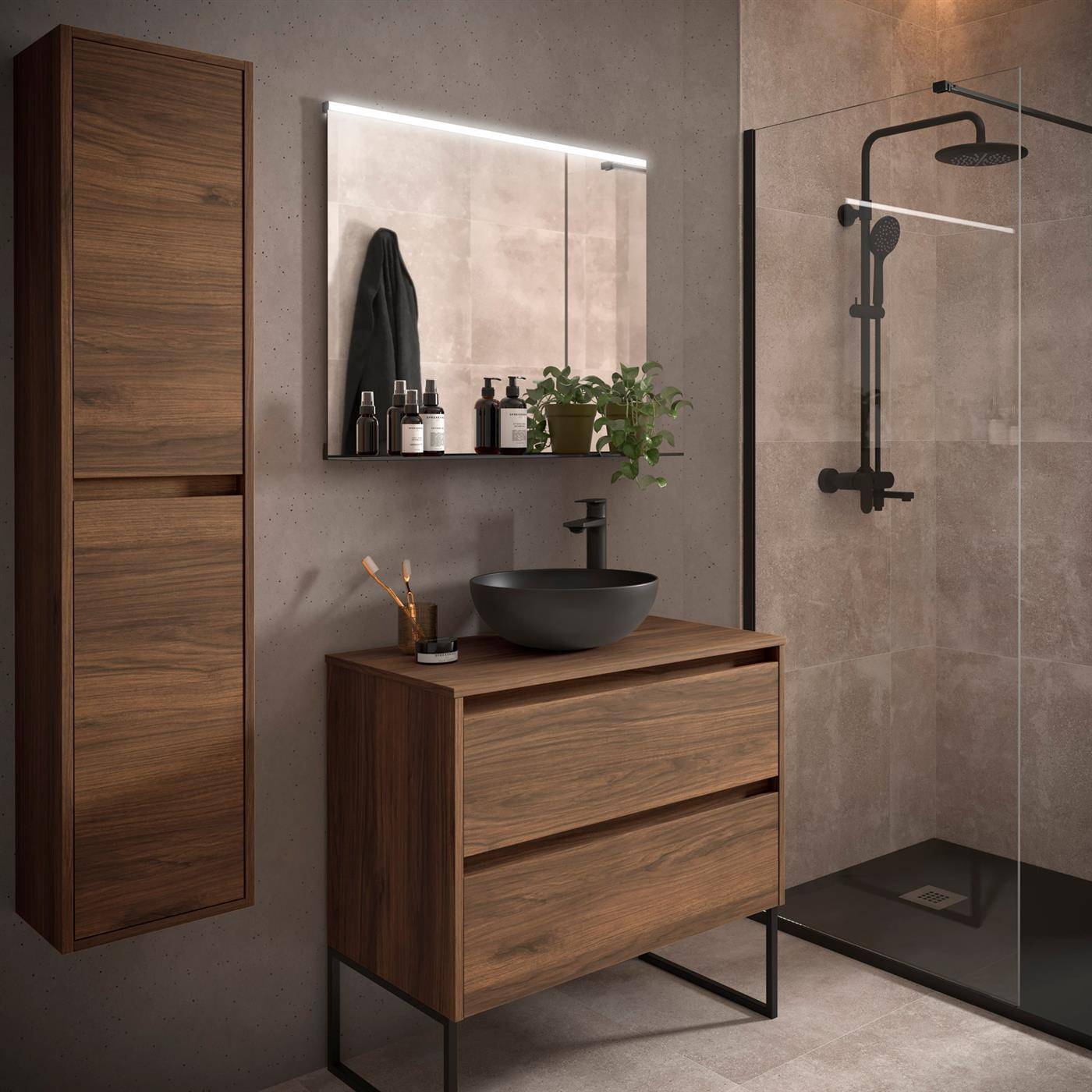 Modernes Badezimmer mit Holzwaschtisch und Wandschrank, rundes schwarzes Waschbecken, beleuchteter Spiegel, Duschkabine und Toilettenartikel auf der Arbeitsplatte.