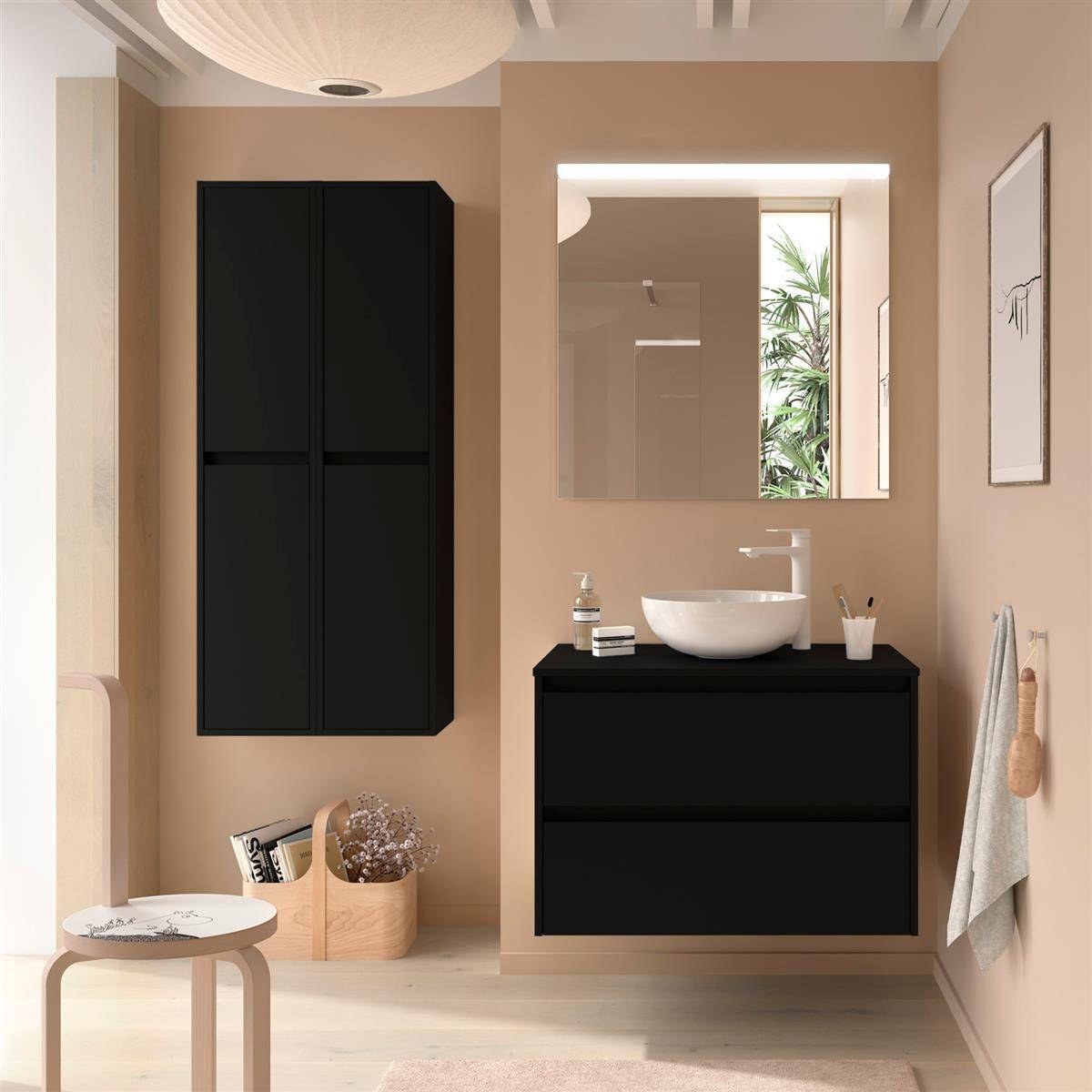 Modernes beiges Badezimmer mit schwarzem Wandschrank und Waschtisch, rundem Waschbecken, Spiegel, Handtuch, Hocker und Wäscekörben in einem hellen, minimalistischen Interieur.