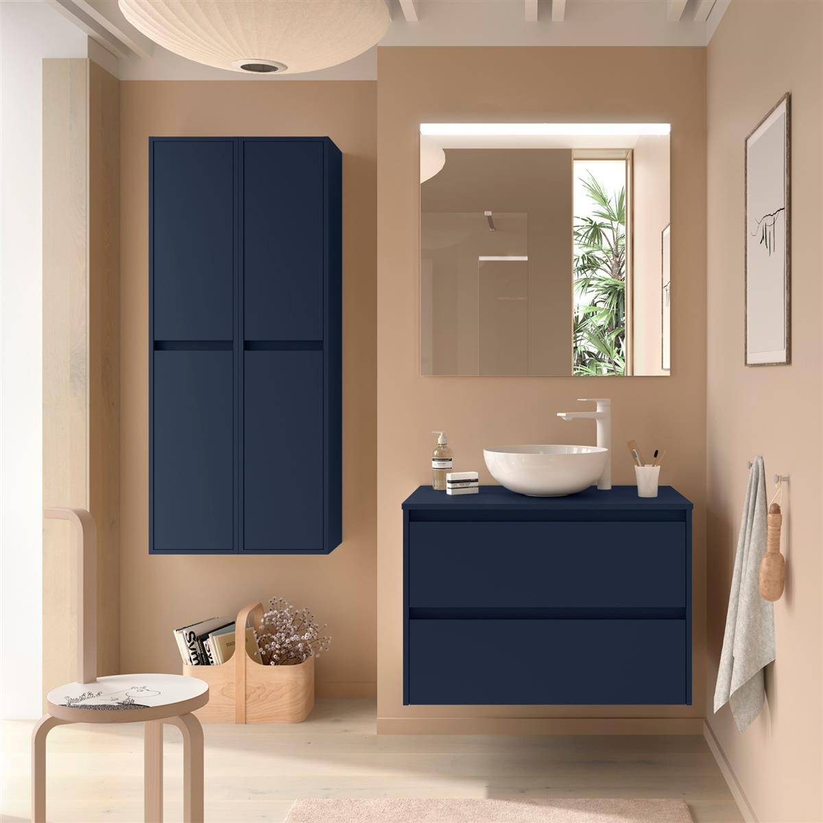 Modernes Badezimmer mit dunkelbauem Schrank und Wandspeicher, rundem Aufsatzwaschbecken, Spiegel und neutralen Wänden mit natürlichem Licht.