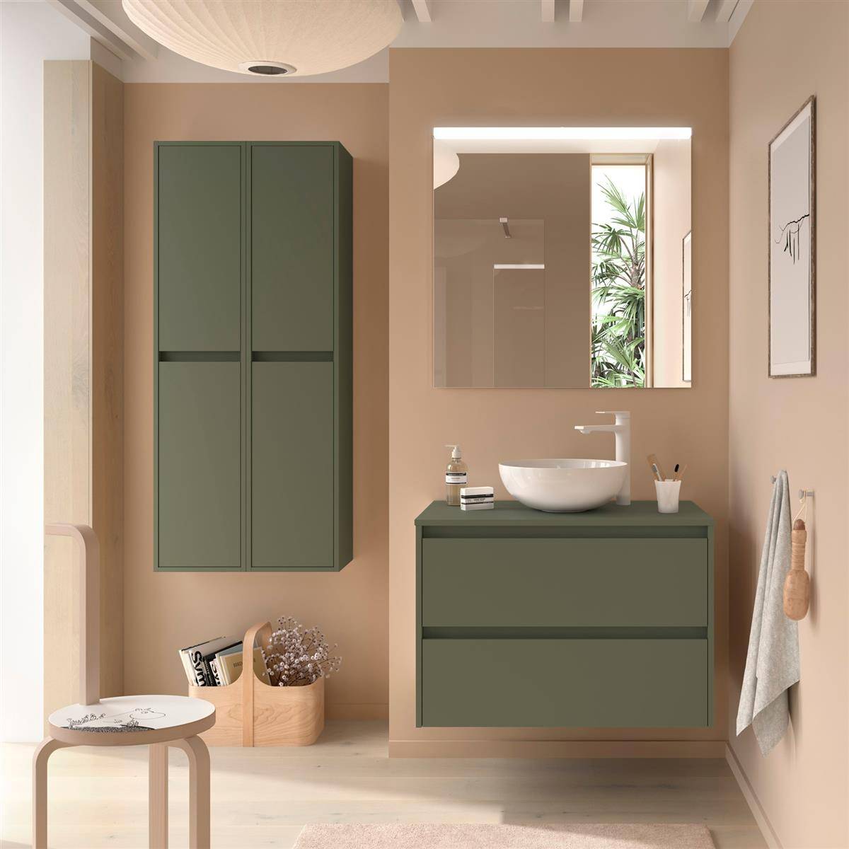 Modernes Badezimmer mit grünem Wandschrank und schwebendem Waschtisch, rundem Waschbecken und Spiegel, Handtuch an der Wand und kleinem Beistelltisch mit Korb.