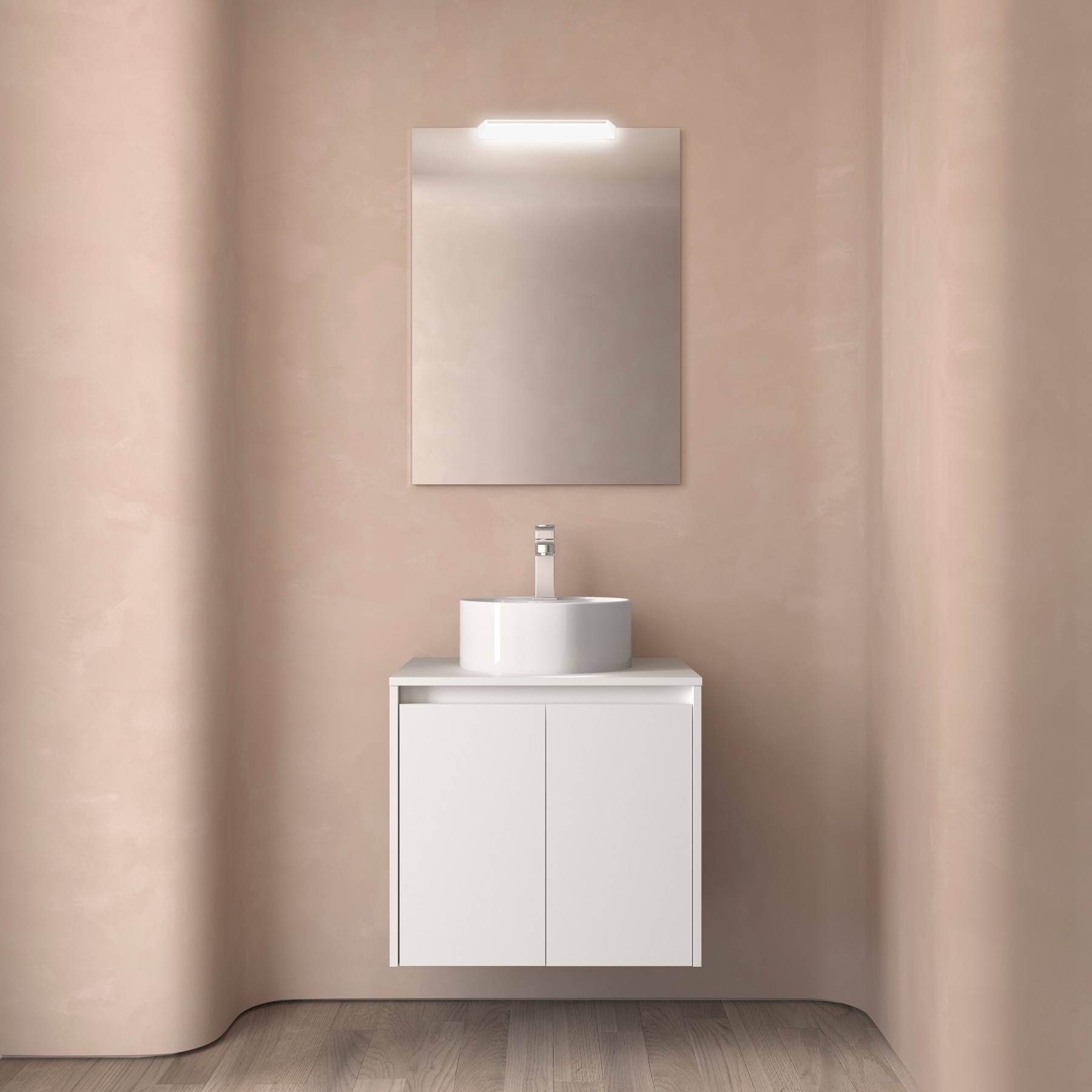 Ein minimalistisches Badezimmer mit hellrosa Wänden verfügt über einen weißen Waschtisch mit einem runden Waschbecken, einem rechteckigen Spiegel darüber und Holzfußboden.