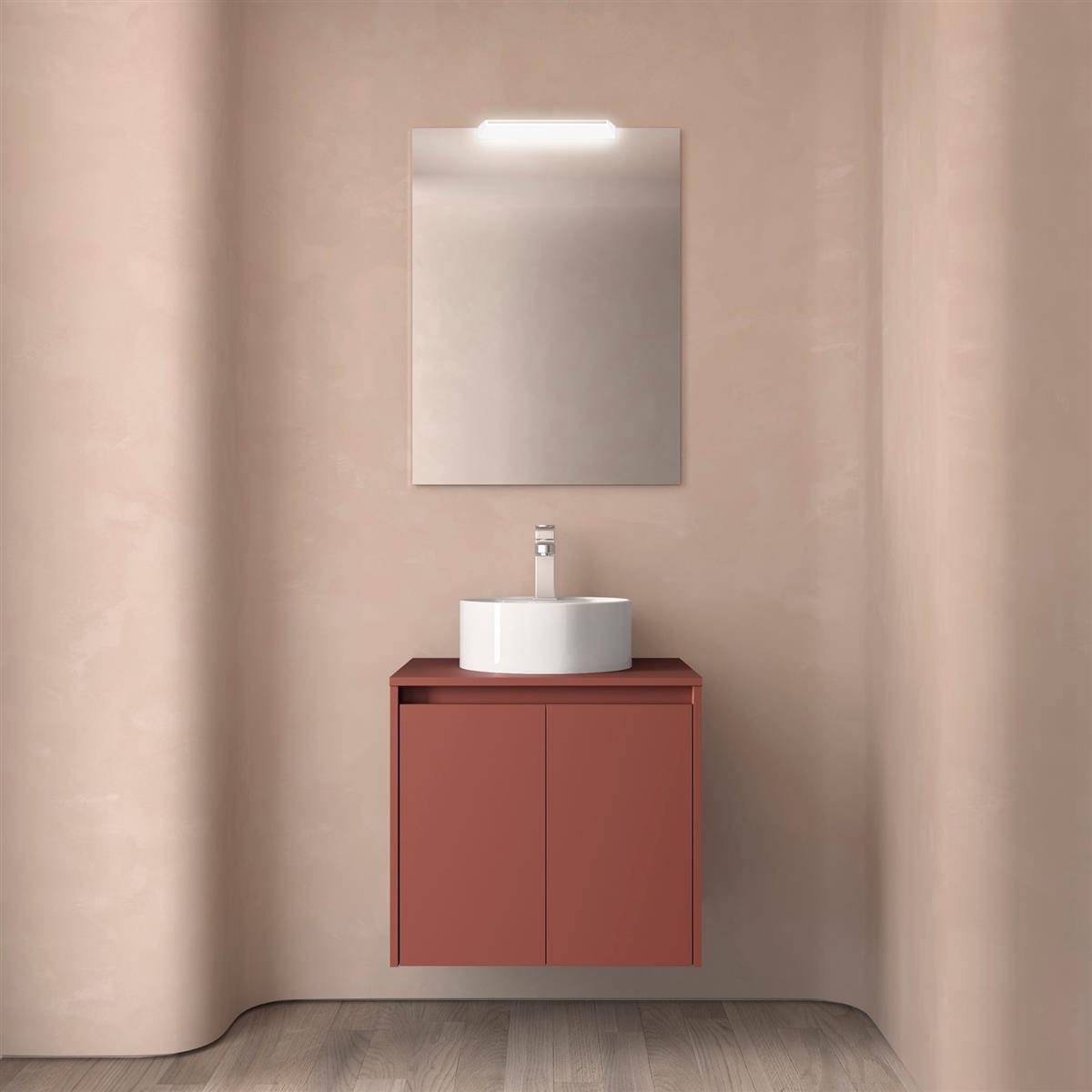 Modernes Badezimmer-Waschtisch mit rundem weißem Waschbecken, einfachem Wasserhahn und rechteckigem Spiegel, der über einem rostfarbenen Wandschrank an beigen Wänden angebracht ist.