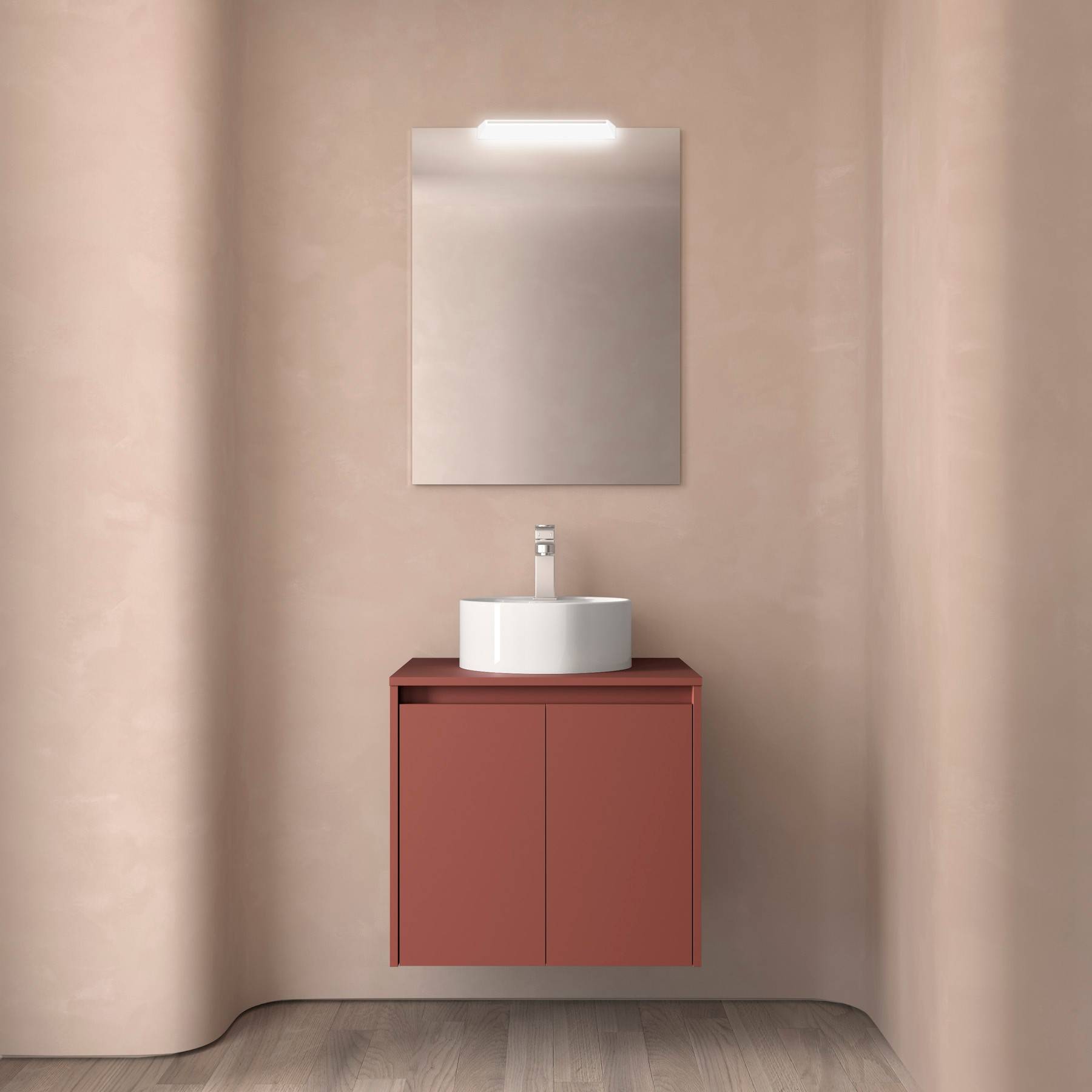 Ein minimalistisches Badezimmerinterieur präsentiert einen hellrosa Farbton mit einem wandmontiertem Spiegel, einem runden weißen Aufsatzbecken und einem roten Schrank vor einem weichen Beige-Hintergrund.