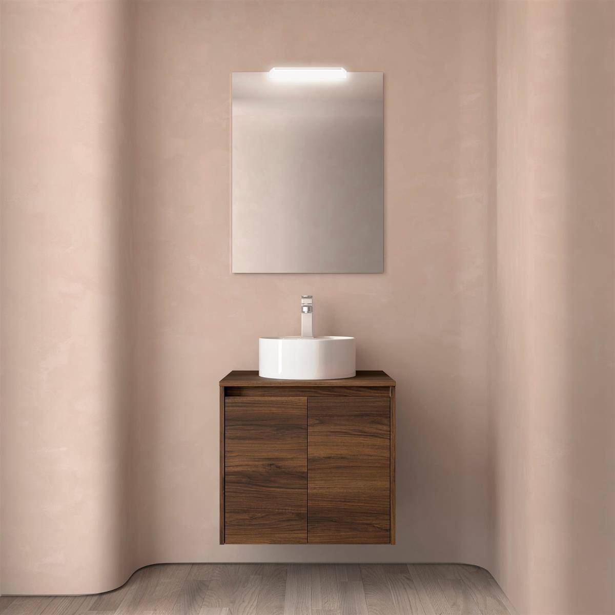 Minimales Badezimmer mit wandmontiertem Waschtisch, Aufsatzwaschbecken, Spiegel und weichen beigefarbenen Wänden in einem sauberen, modernen Innenraum.