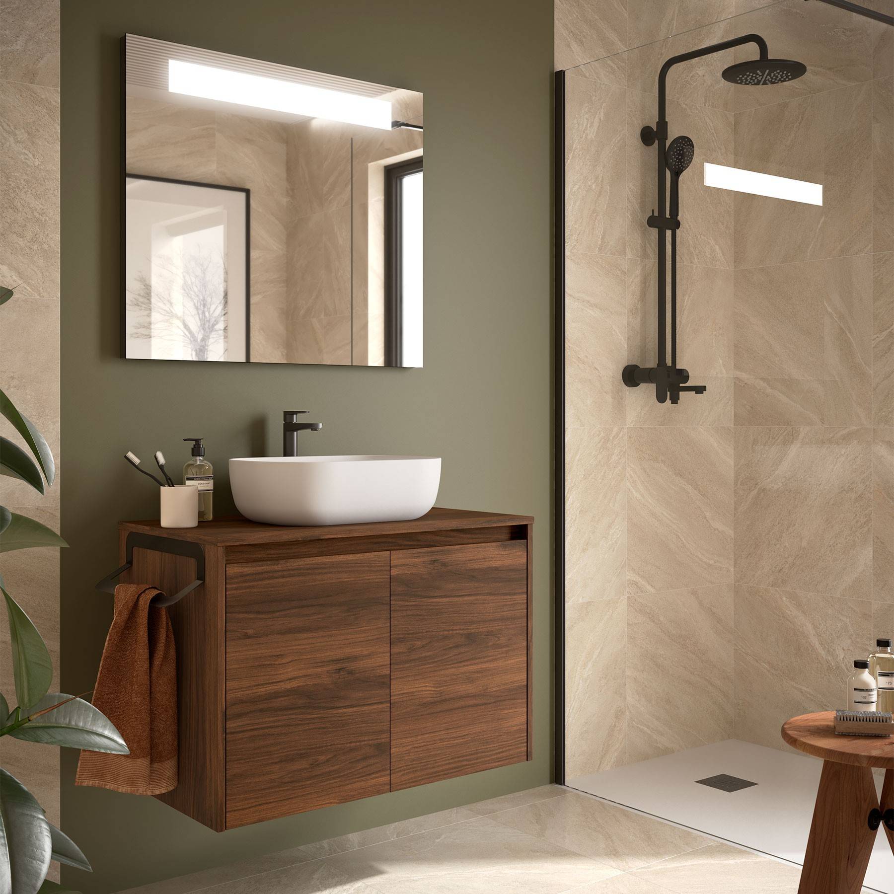 Modernes Badezimmer mit Waschtisch aus Holz, weißem Waschbecken und Spiegel. Dusche mit Glasumrandung und schwarzen Armaturen rechts. Neutrale Farbtonwerte.