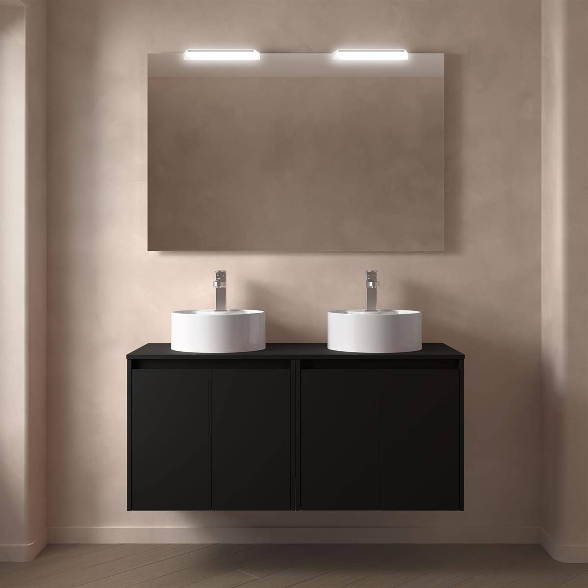 Modernes Badezimmer mit großem Spiegel über einem schwarzen Doppelwaschbecken und zwei Aufsatzwaschbecken, beleuchtet von zwei Wandleuchten.