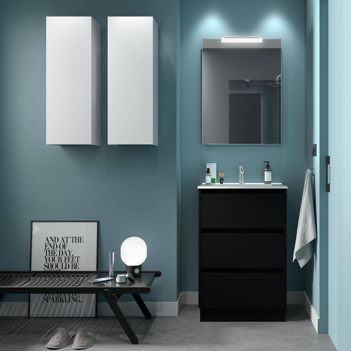 Modernes Badezimmer mit Teakwänden, schwarzem Waschtisch und Spiegel, Wandschränken, Regal mit Dekoration und gerahmter Wandkunst mit Zitat in der Nähe einer Bank und Pantoffeln.
