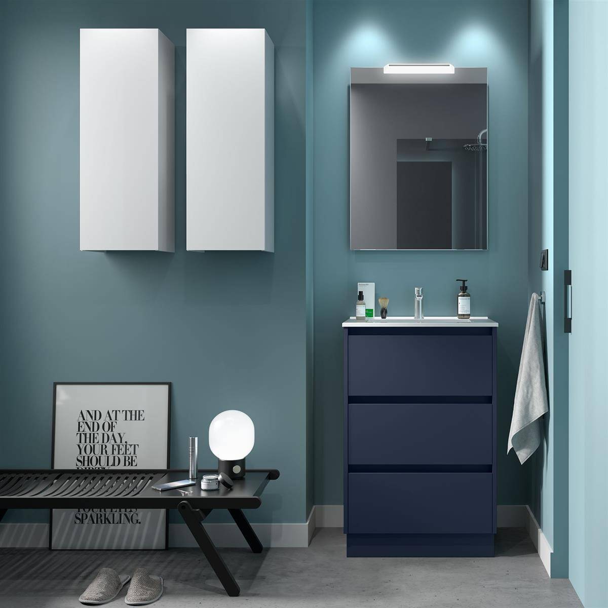 Modernes Badezimmer in Blaugrün mit dunkelblauen Waschtisch, Spiegel, Wandschränken, Bank, Handtuch und Bilderrahmen-Dekoration.
