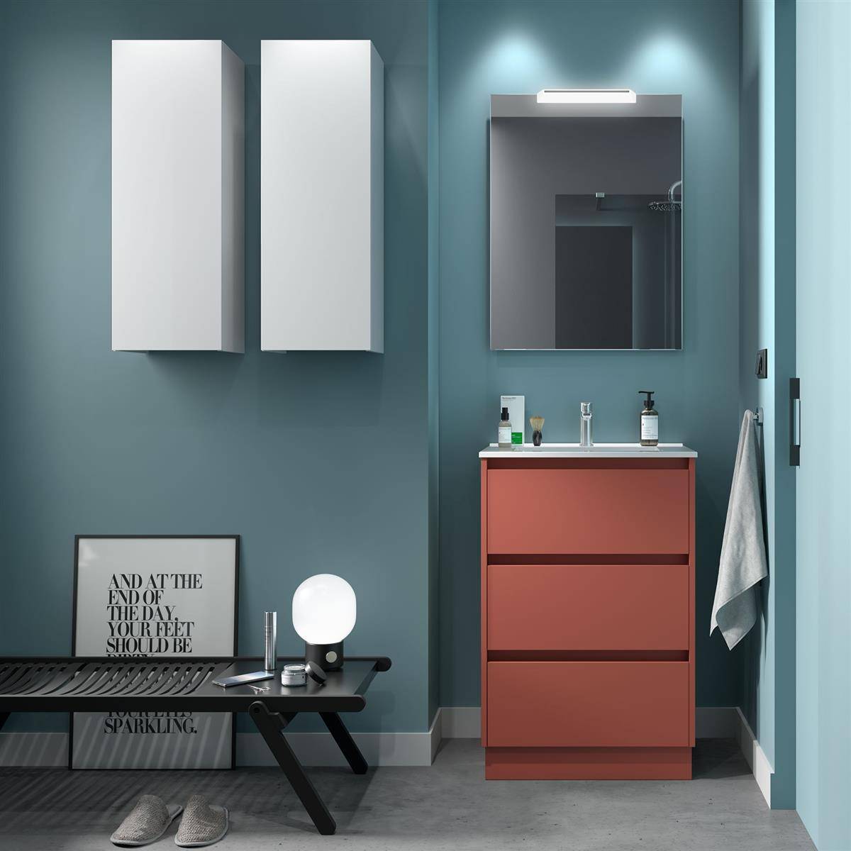 Modernes Badezimmer mit blaugrünen Wänden, weißen Wandschränken, einem rostrot gefärbten Waschtisch, Spiegel, Waschbecken, Handtuch und einer kleinen Sitzbank mit Dekoration.