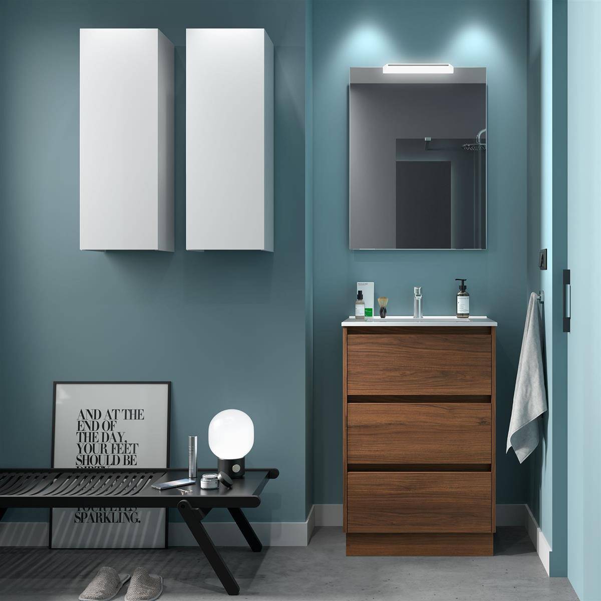 Modernes Badezimmer mit blaugrünen Wänden, Holzwaschtisch und Spiegel, Wandschränken, Waschbecken-Accessoires und einem kleinen Schreibtisch mit gerahmter Kunst und Lampe.