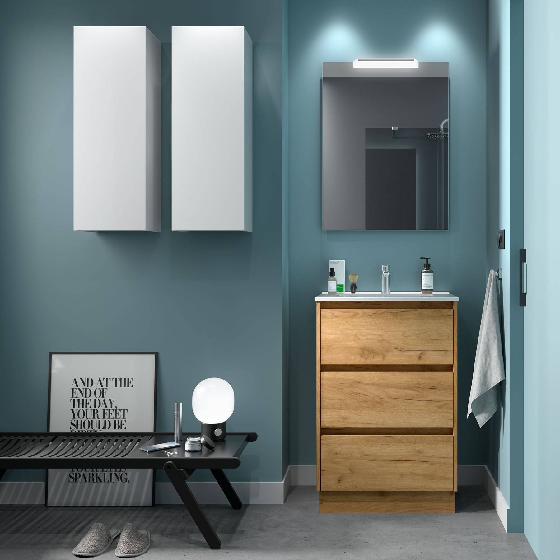 Ein modernes Badezimmer mit einem Holz-Waschtisch, Spiegel, zwei weißen Schränken, Bank, kleiner runder Lampe und einem gerahmten Kunstwerk auf dem Boden.