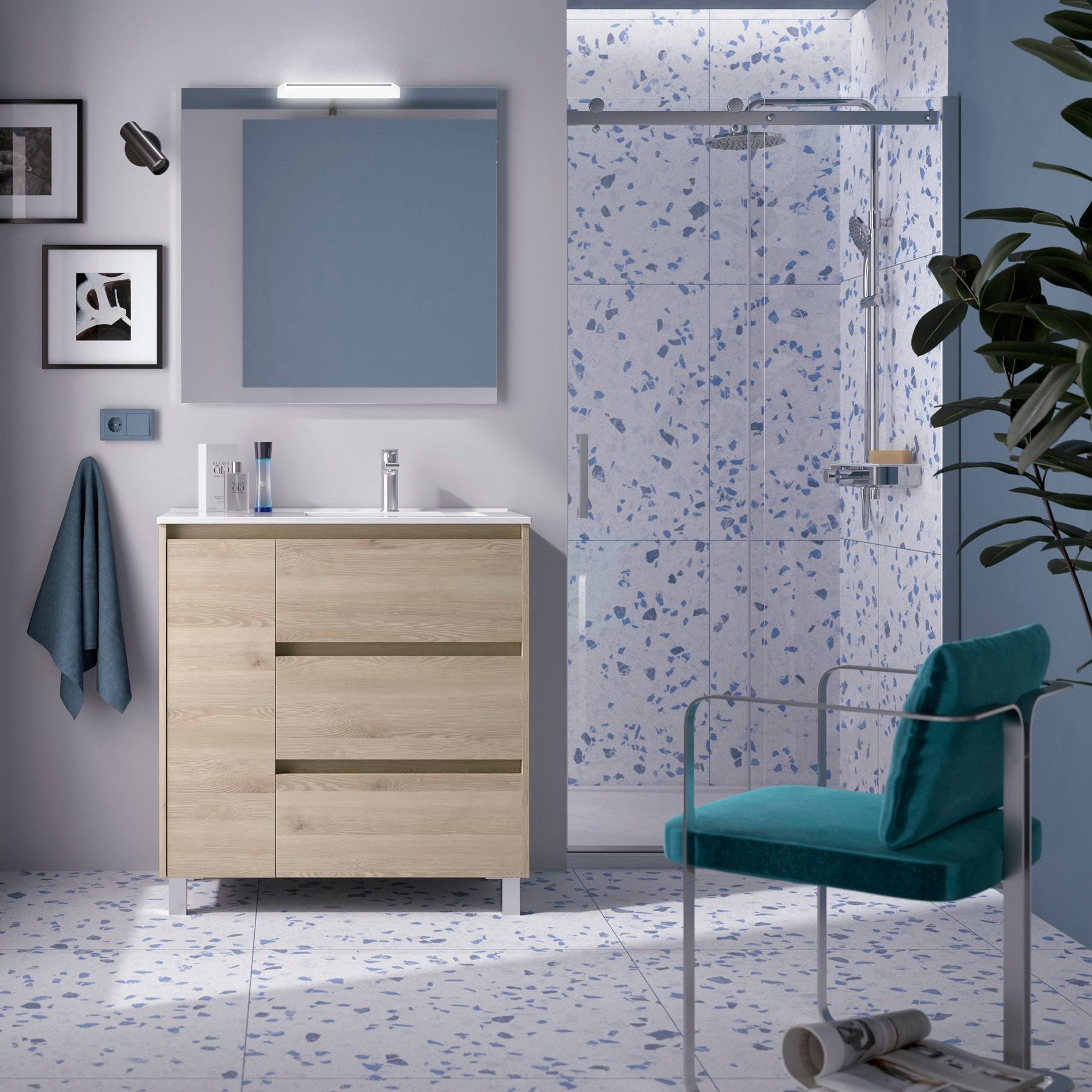 Modernes Badezimmer mit einem hellen Holzwaschtisch, blauen Akzenten und einer Dusche mit Glasumrandung. Ausgestattet mit einem Wandspiegel und einem petrolblauen Stuhl.