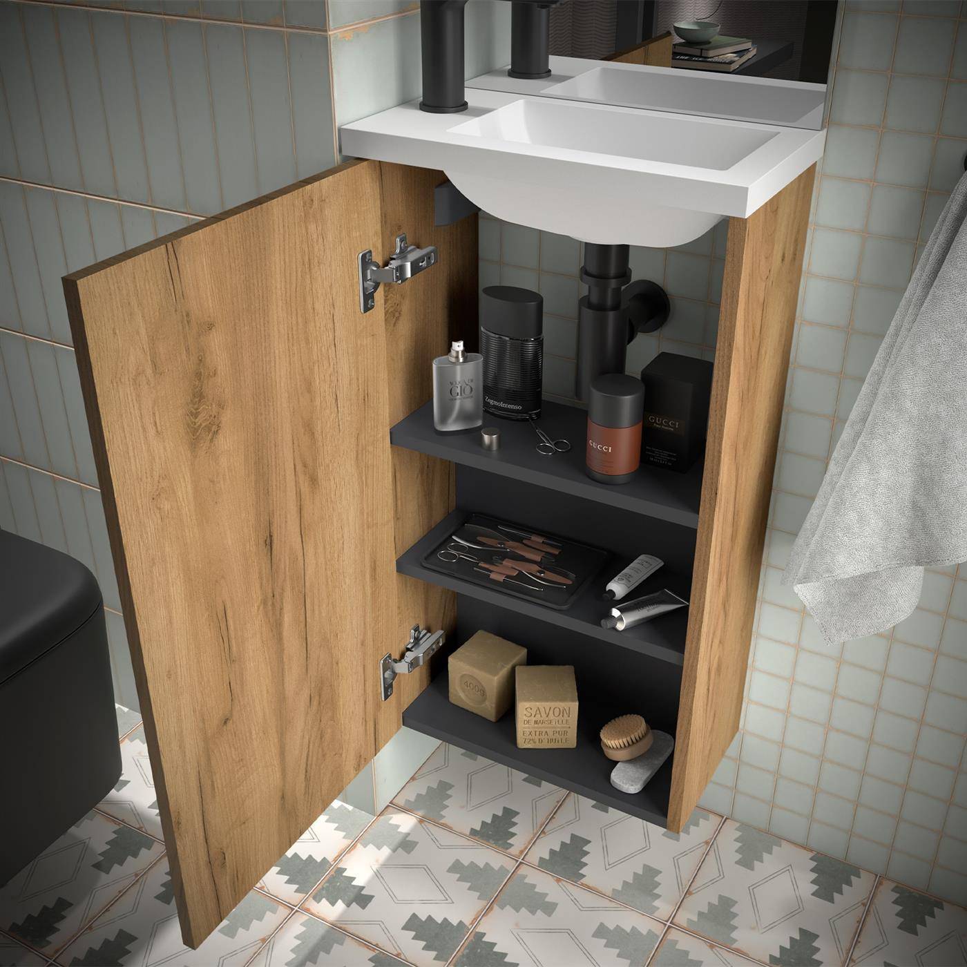 Offener Badezimmerschrank mit Waschbecken, der organisierte Toilettenartikel und Körperpflegeartikel auf Regalen im Inneren zeigt.
