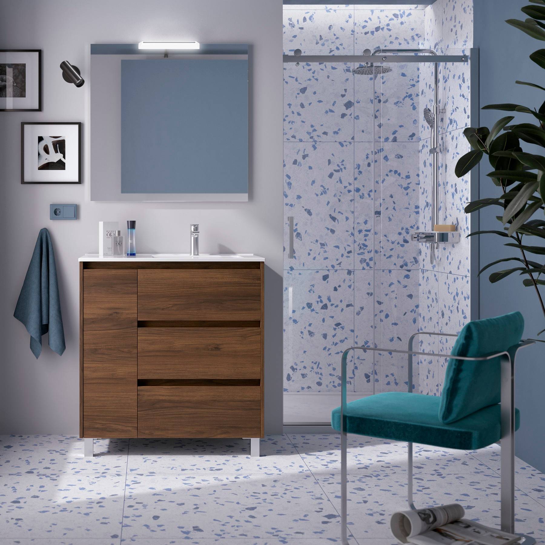 Modernes Badezimmer mit einem Waschtisch aus Holz, beleuchtetem Spiegel, Dusche mit Glasverkleidung, blauen Akzenten und einer Pflanze in der Ecke.