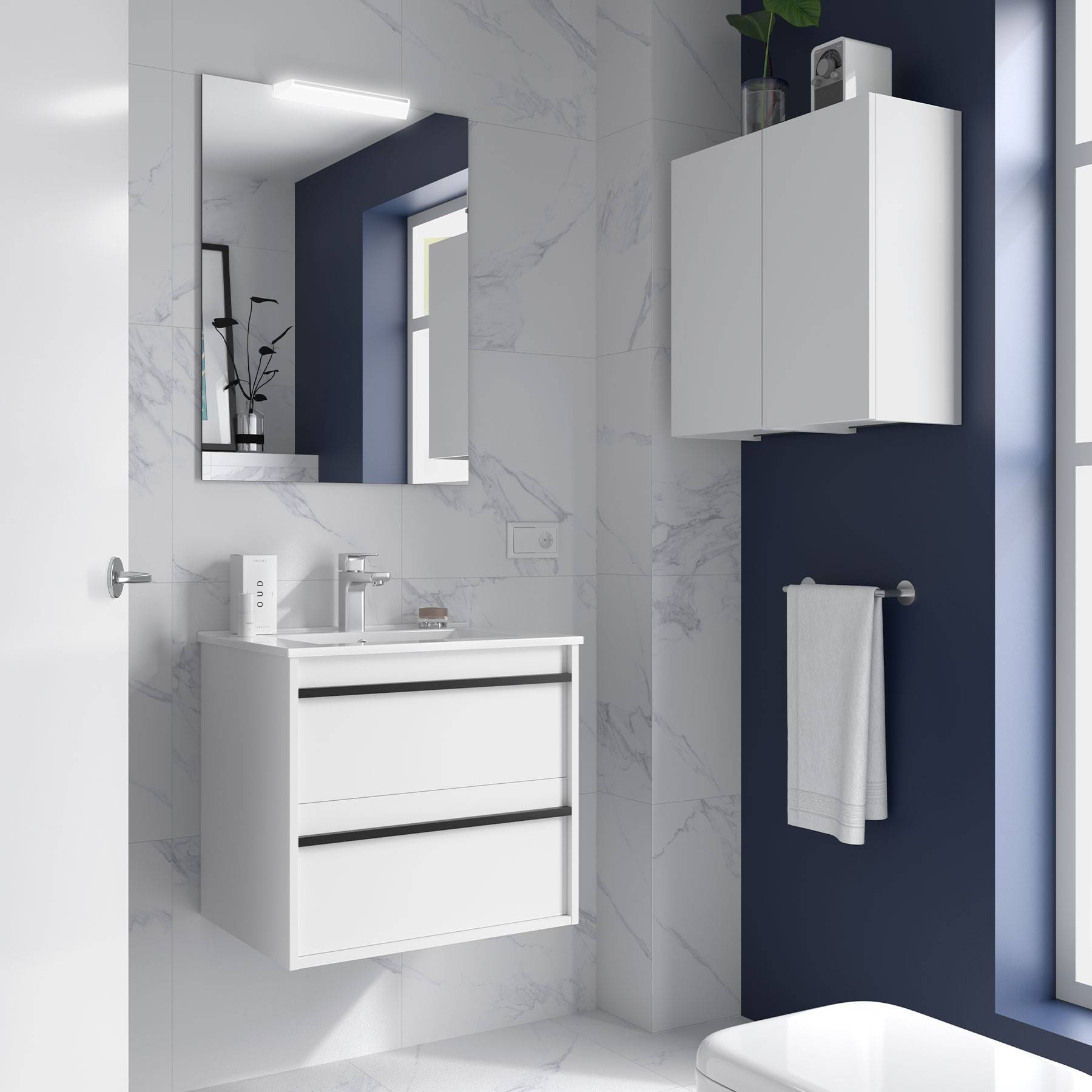 Ein modernes Badezimmer mit weißen Marmorwänden, einem eleganten weißen Waschtisch mit einem Spiegel darüber und einem geschlossenen Schrank rechts daneben.