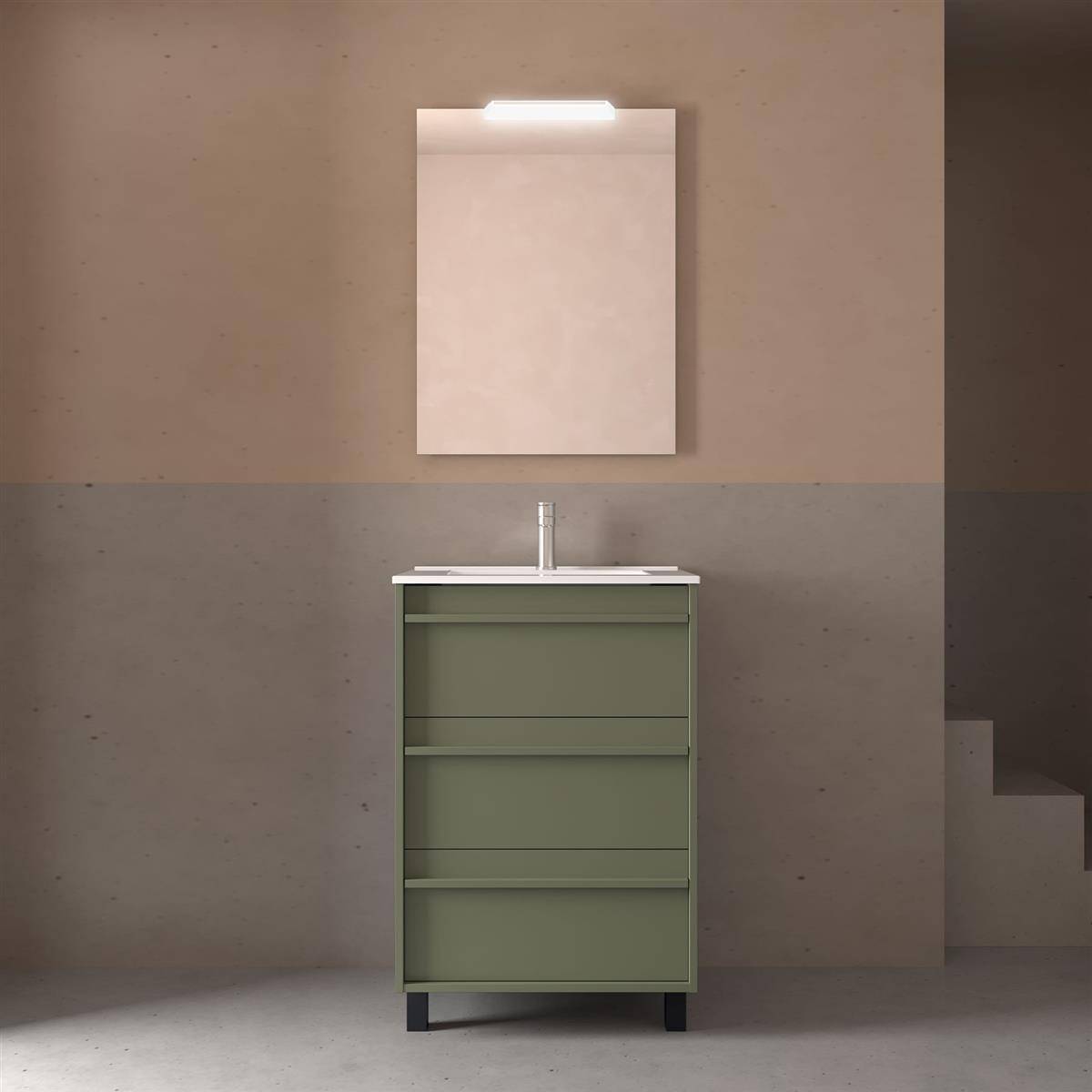 Modernes grünes Badezimmermöbel mit Waschbecken und Spiegel an einer zweifarbigen Wand, zentriert in einem minimalistischen Innenraum.