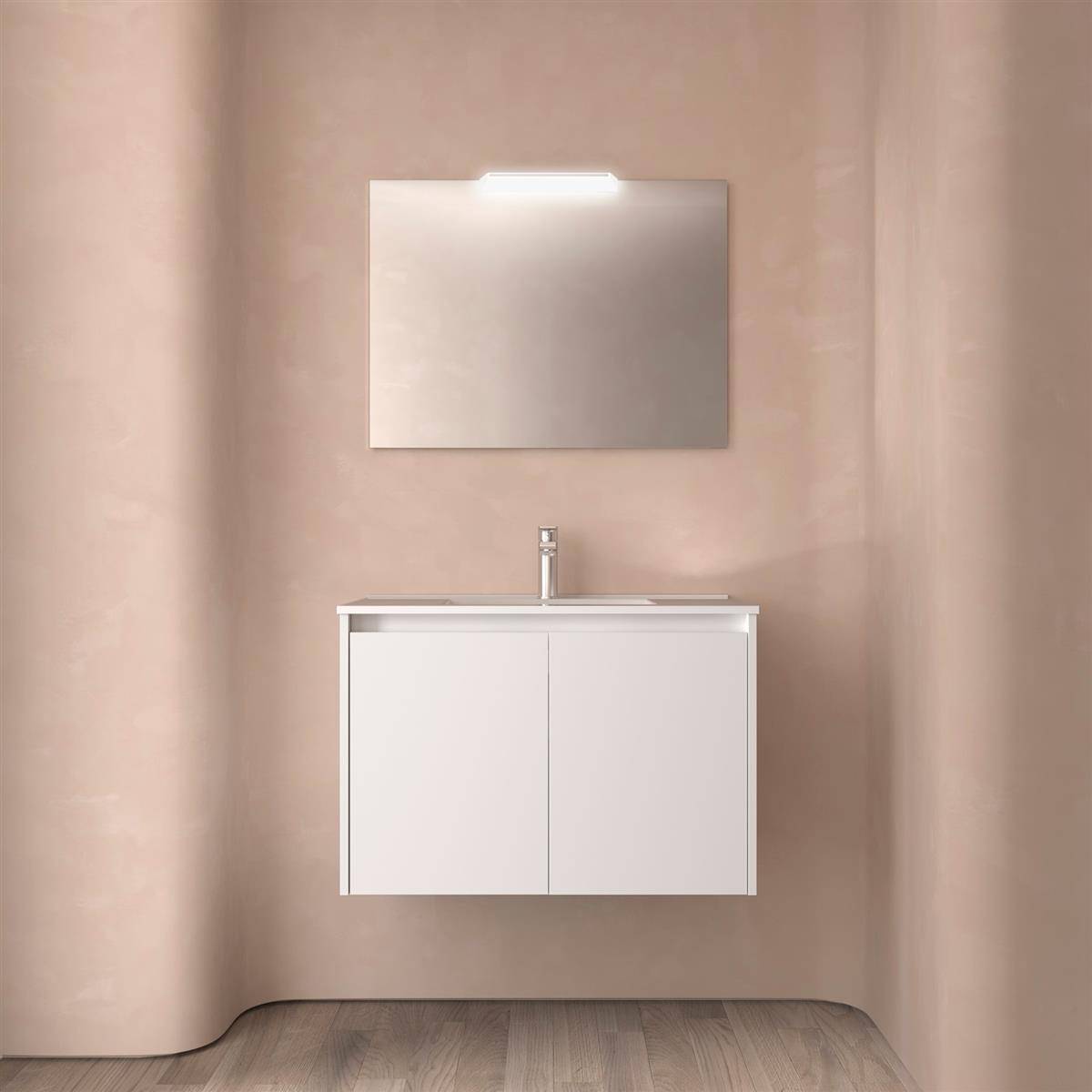 Minimales Badezimmer-Waschtisch mit wandmontiertem Spiegel, Waschbecken und weißem Schrank vor einer beigen Wand und Holzfußboden.