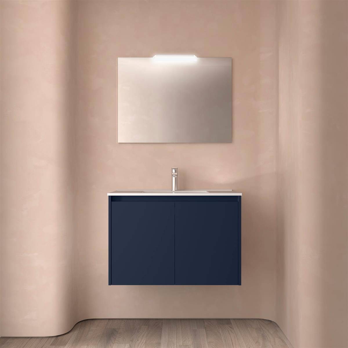 Minimalistischer Badezimmerschrank mit dunkelblauem Schrank, Waschbecken und Spiegel auf einer beigen Wand mit holzoptikfarbigem Boden.