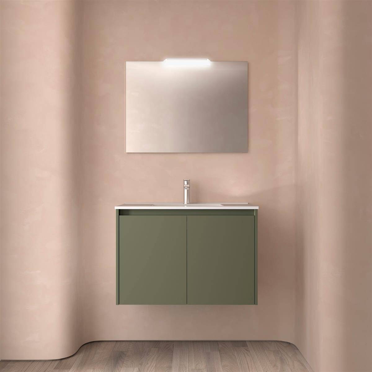 Minimales Badezimmer mit an der Wand befestigtem Waschtisch, Waschbecken, Spiegel und Deckenleuchte vor weichen beigen Vorhängen und Holzboden.