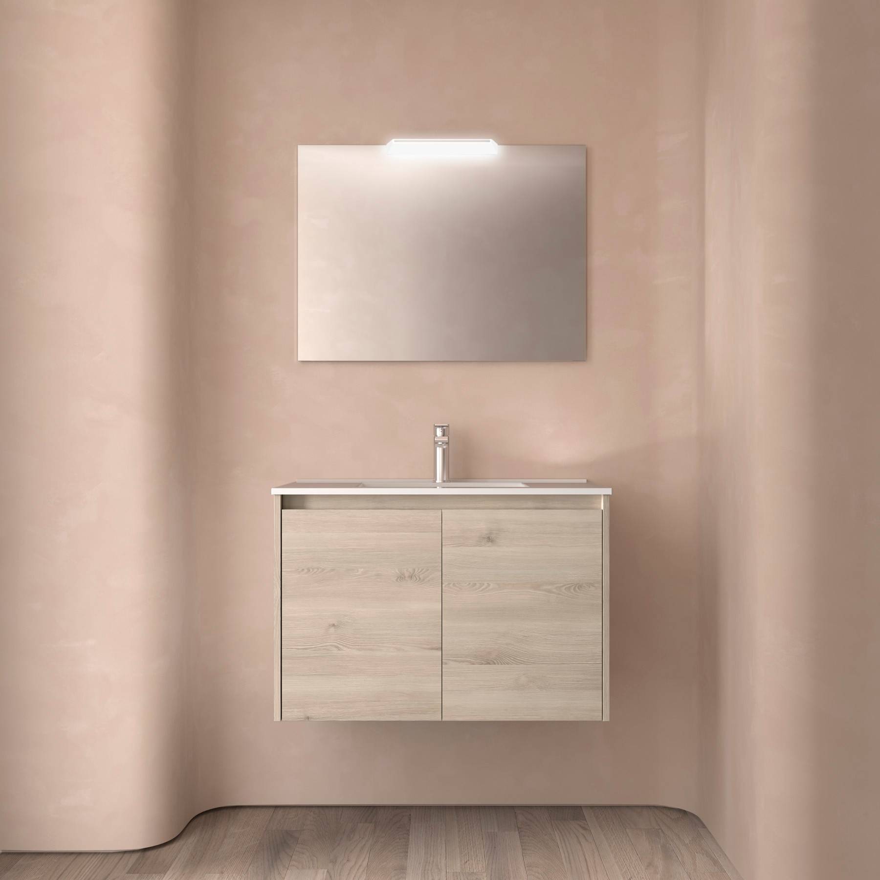 Eine minimalistische Badezimmer-Waschtischanlage mit einem hellholzfarbenen Schrank, einer weißen Arbeitsplatte und einem wandmontiertem rechteckigen Spiegel mit Deckenbeleuchtung.