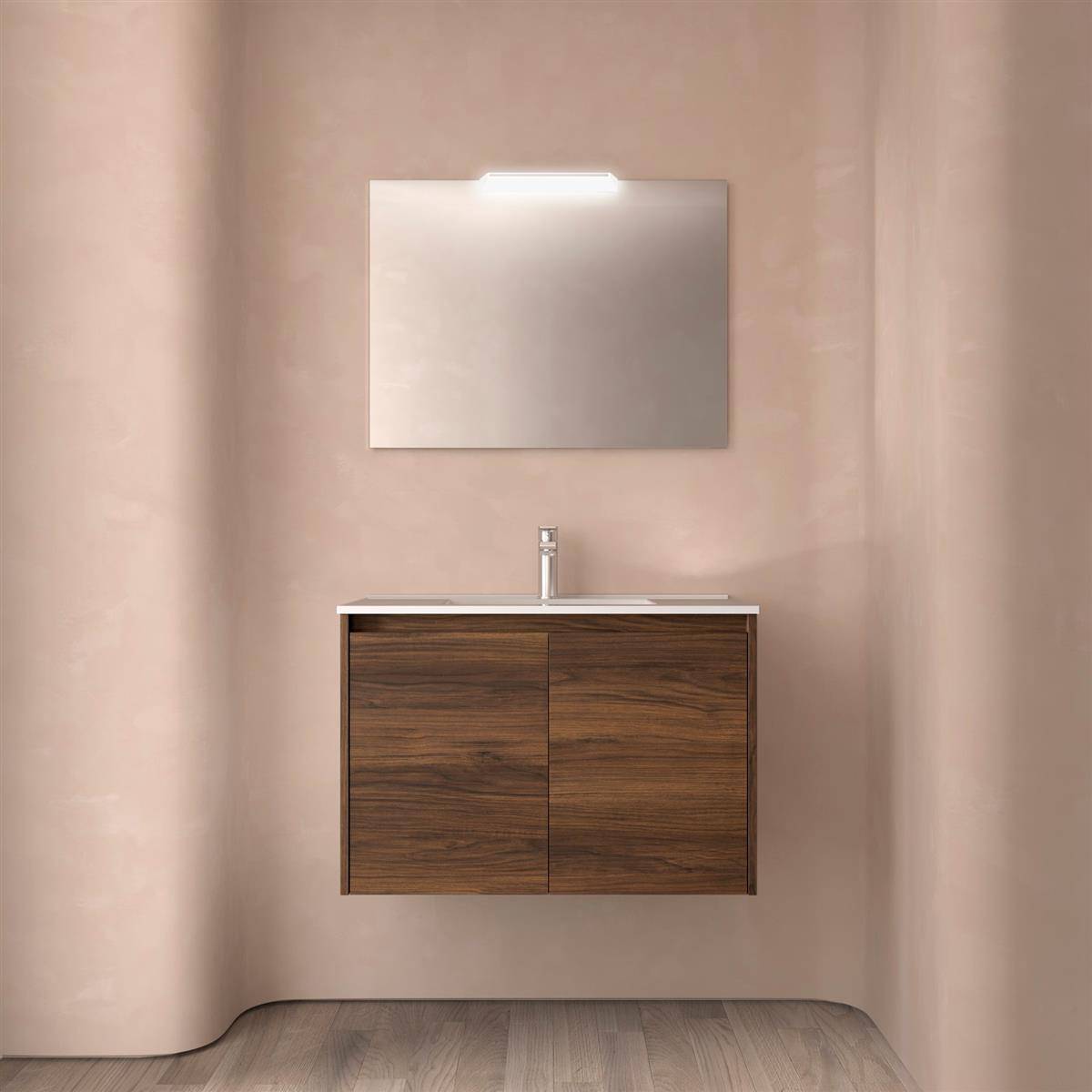 Modernes Badezimmerwaschtisch mit wandmontiertem Waschbecken, rechteckigem Spiegel und Holzmaserung-Schrank vor einer beigefarbenen Wand.