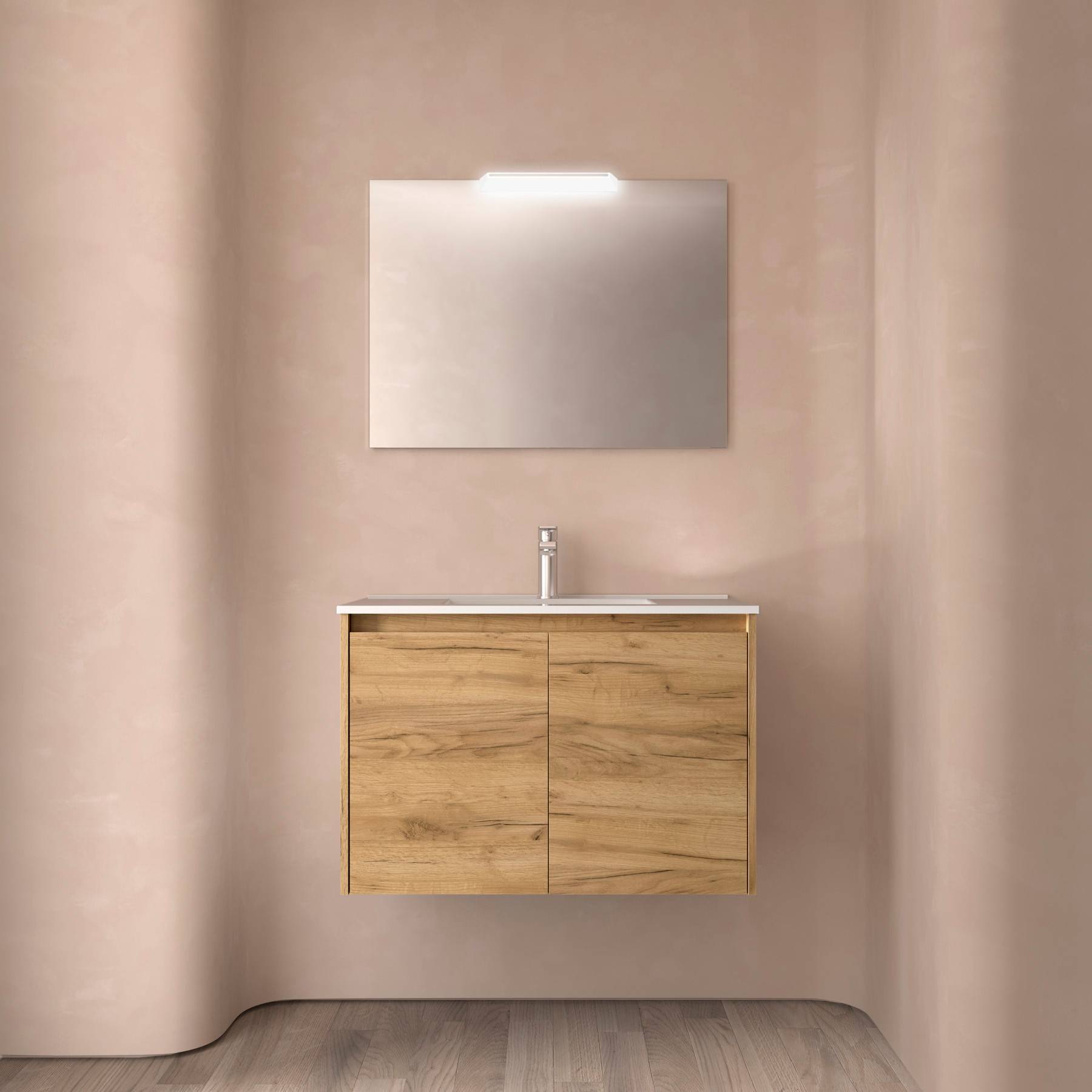 Ein modernes Badezimmer mit einem Waschtisch aus Holz und einem rechteckigen Spiegel an einer beigen Wand. Es gibt eine elegante Wasserhahn und Stauraum unter dem Waschbecken.