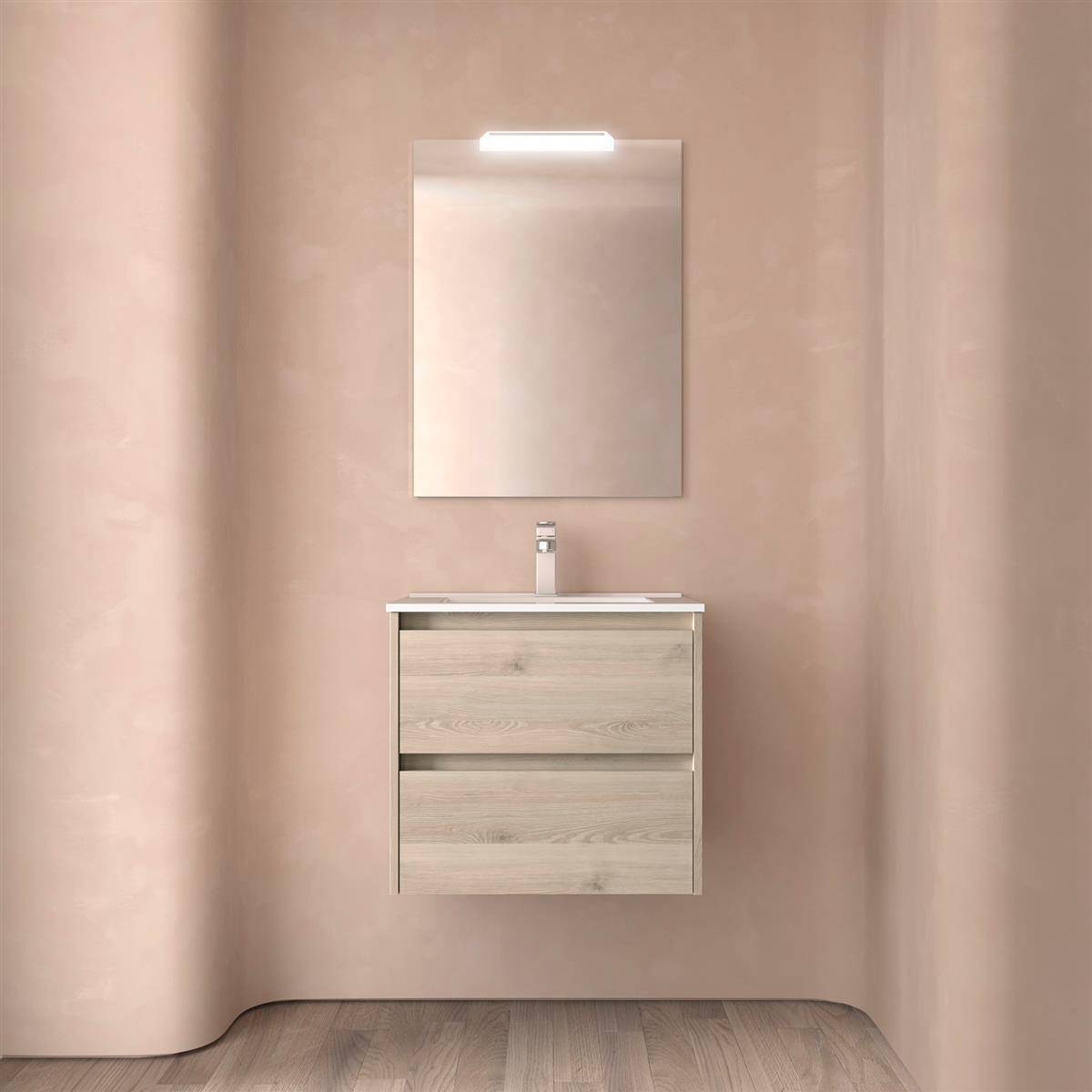 Minimales Badezimmertischchen mit Wandspiegel und Leuchte, mittig auf einer beige strukturierten Wand über einem kleinen Holzschrank und Waschbecken angebracht.