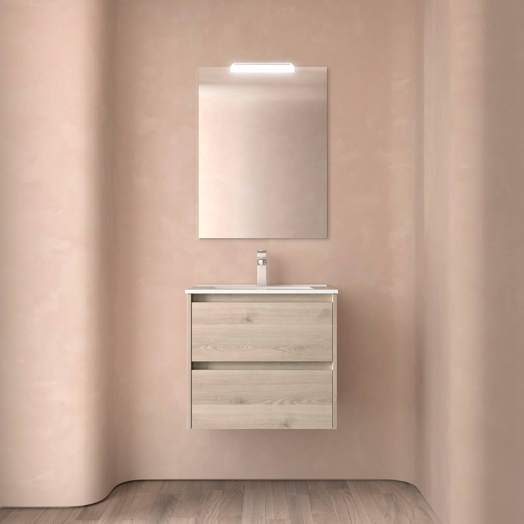 Ein minimalistisches, beiges Badezimmer zeigt einen Waschtisch aus Holz mit zwei Schubladen, einem rechteckigen Spiegel darüber und einer modernen Armatur.
