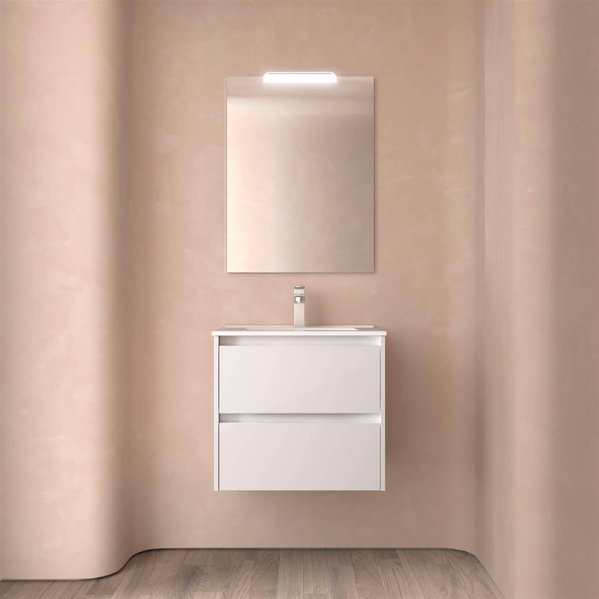 Modernes Badezimmermöbel mit wandmontiertem Waschbecken und Spiegel vor beigen gekrümmten Wänden und Holzboden.