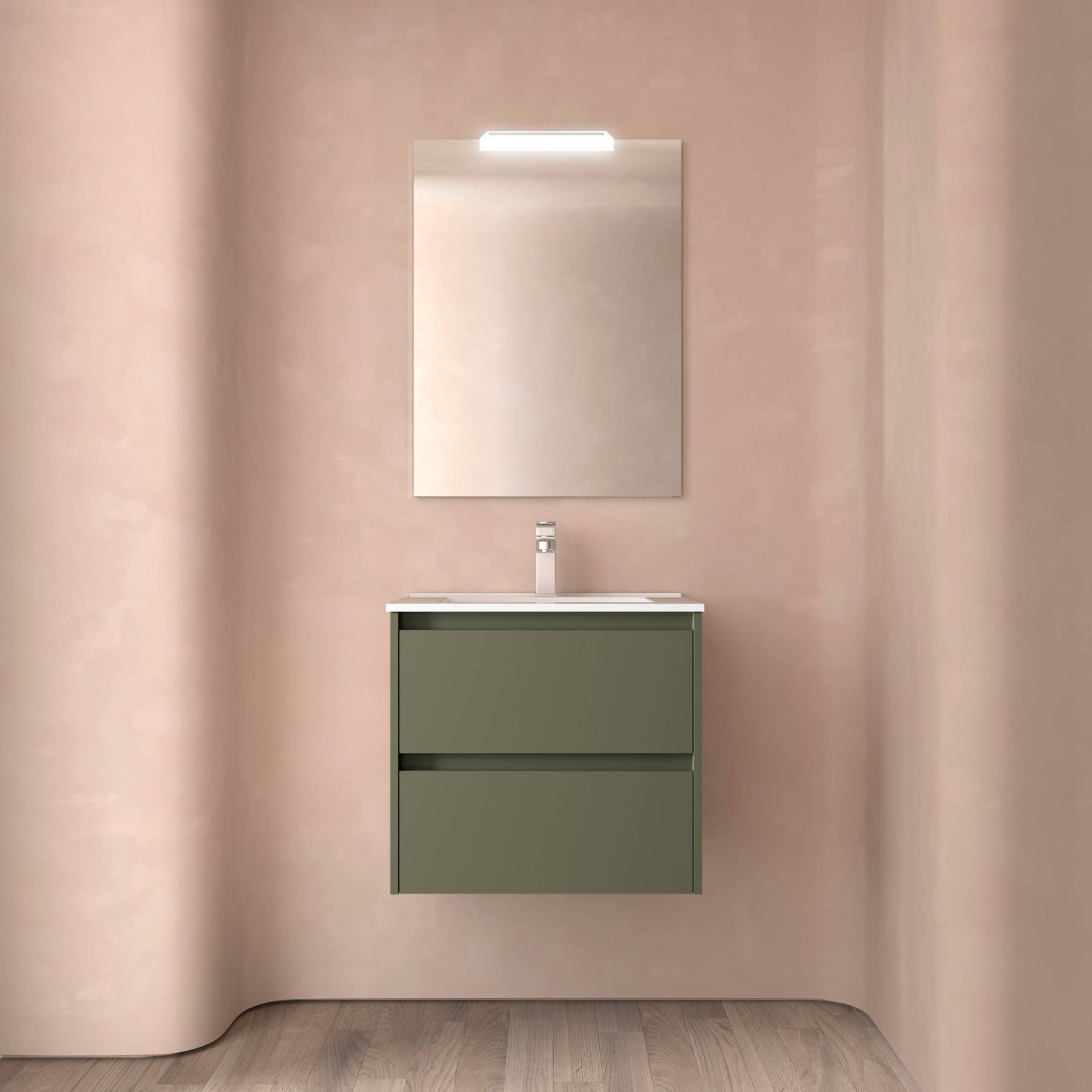 Ein minimalistisches Badezimmer mit einem großen Spiegel über einem grünen Wandwaschbecken mit Schubladen, vor beigen Wänden und einem Holzboden.