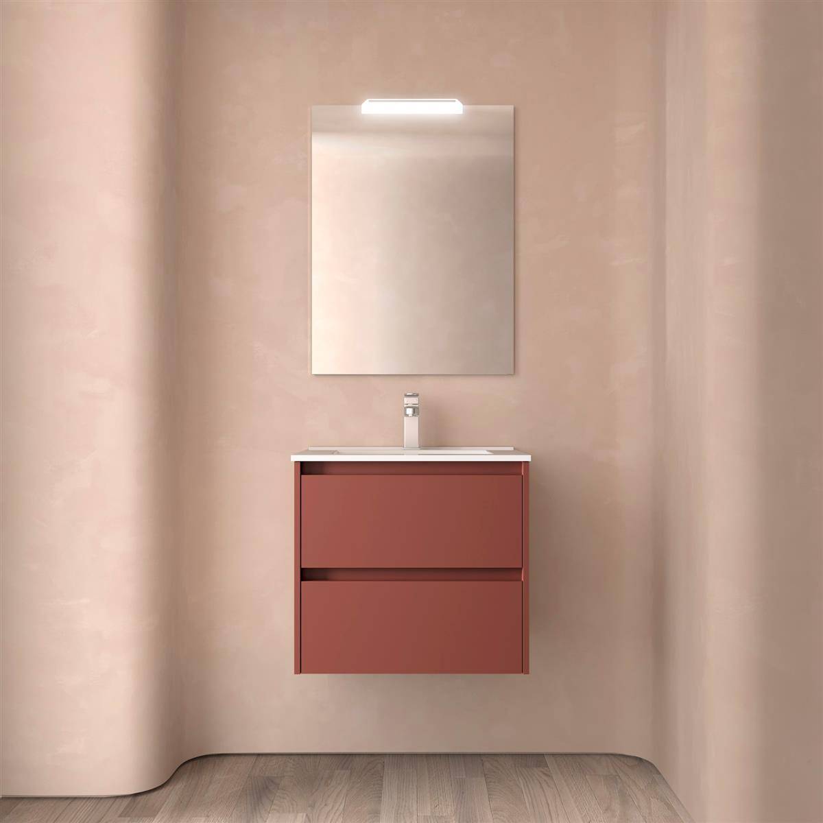 Minimales Badezimmerwaschbecken mit einem roten Schrank, weißem Waschbecken, Spiegel und Wandleuchte vor einer beigen Wand und Holzboden.