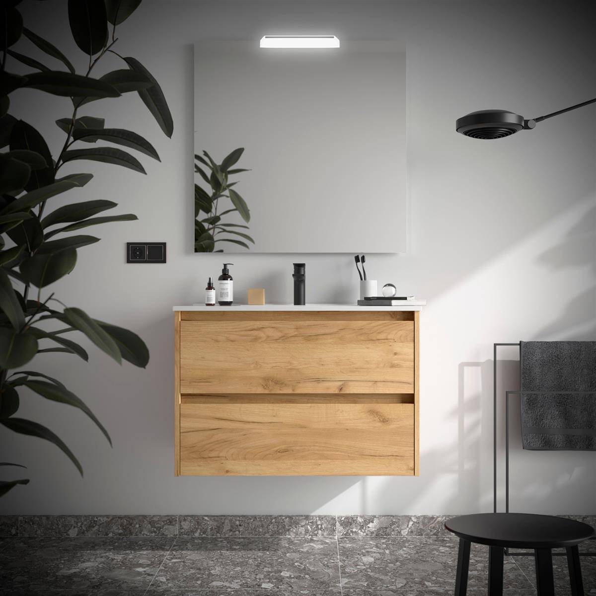 Modernes minimalistisches Badezimmer mit schwebendem Holzwaschtisch, rundem Spiegel, Wandleuchte, schwarzen Armaturen, Handtuchhalter und großer Pflanze.
