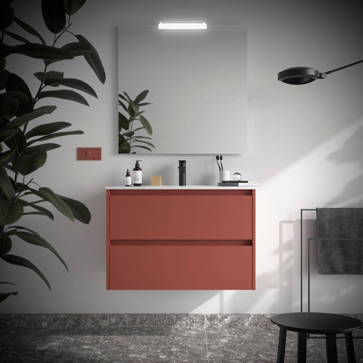 Modernes Badezimmer mit wandmontiertem Korallenfarbenen Waschtisch, Spiegel, Waschbecken-Accessoires, Handtuchhalter und Duscharmatur, dargestellt in einem minimalistischen Interieur.