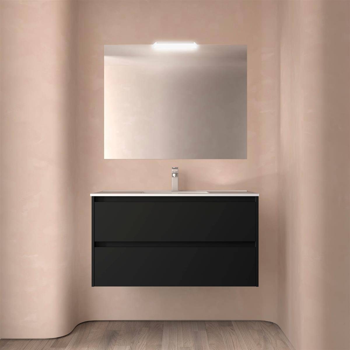 Modernes Badezimmertisch mit schwarzem hängenden Schrank, Waschbecken und großem rechteckigem Spiegel an beigen Wänden.