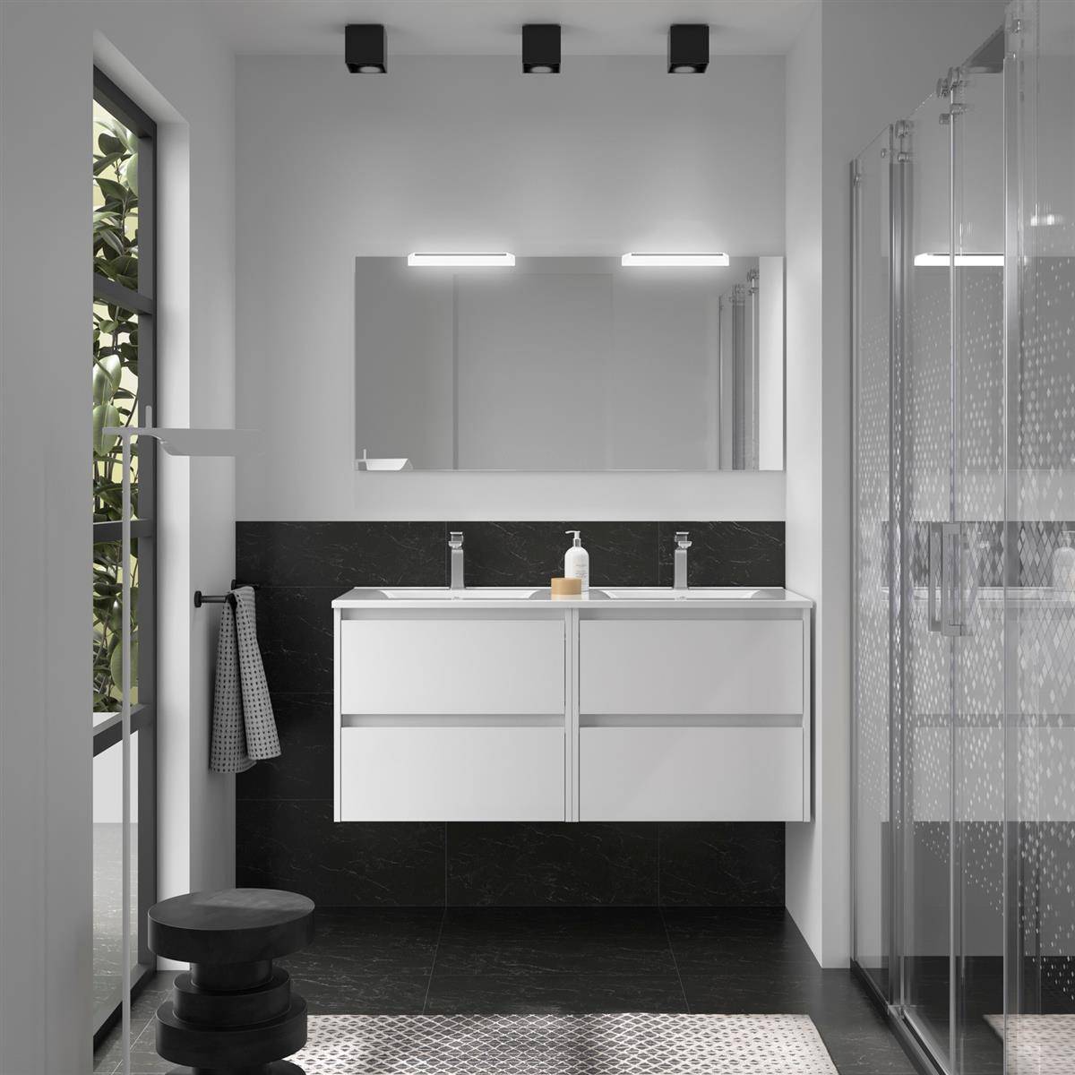 Modernes minimalistisches Badezimmer mit schwebendem Doppelwaschbecken, großem Spiegel, schwarzem Fliesenboden und schwarzer Wand, Fenster und gläserner Duschkabine.