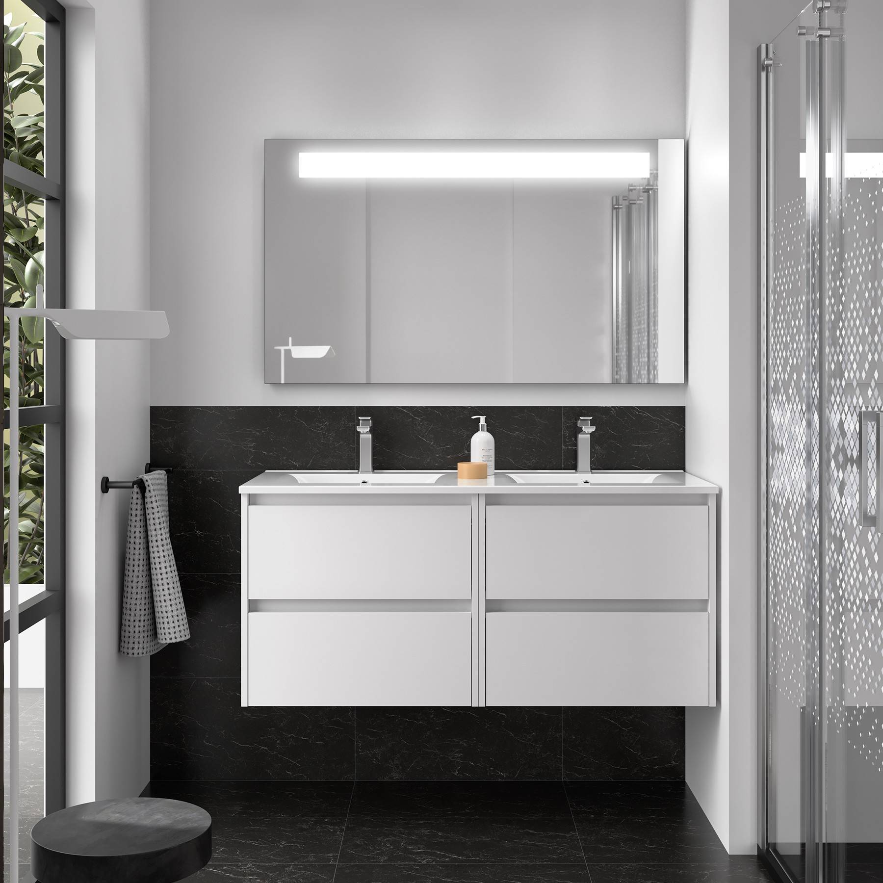 Ein modernes Badezimmer mit einer Doppelwaschbecken-Waschtischplatte, rechteckigen Spiegeln, schwarzem Fliesenboden und einem karierten Handtuch, das an einem Wandhaken hängt.