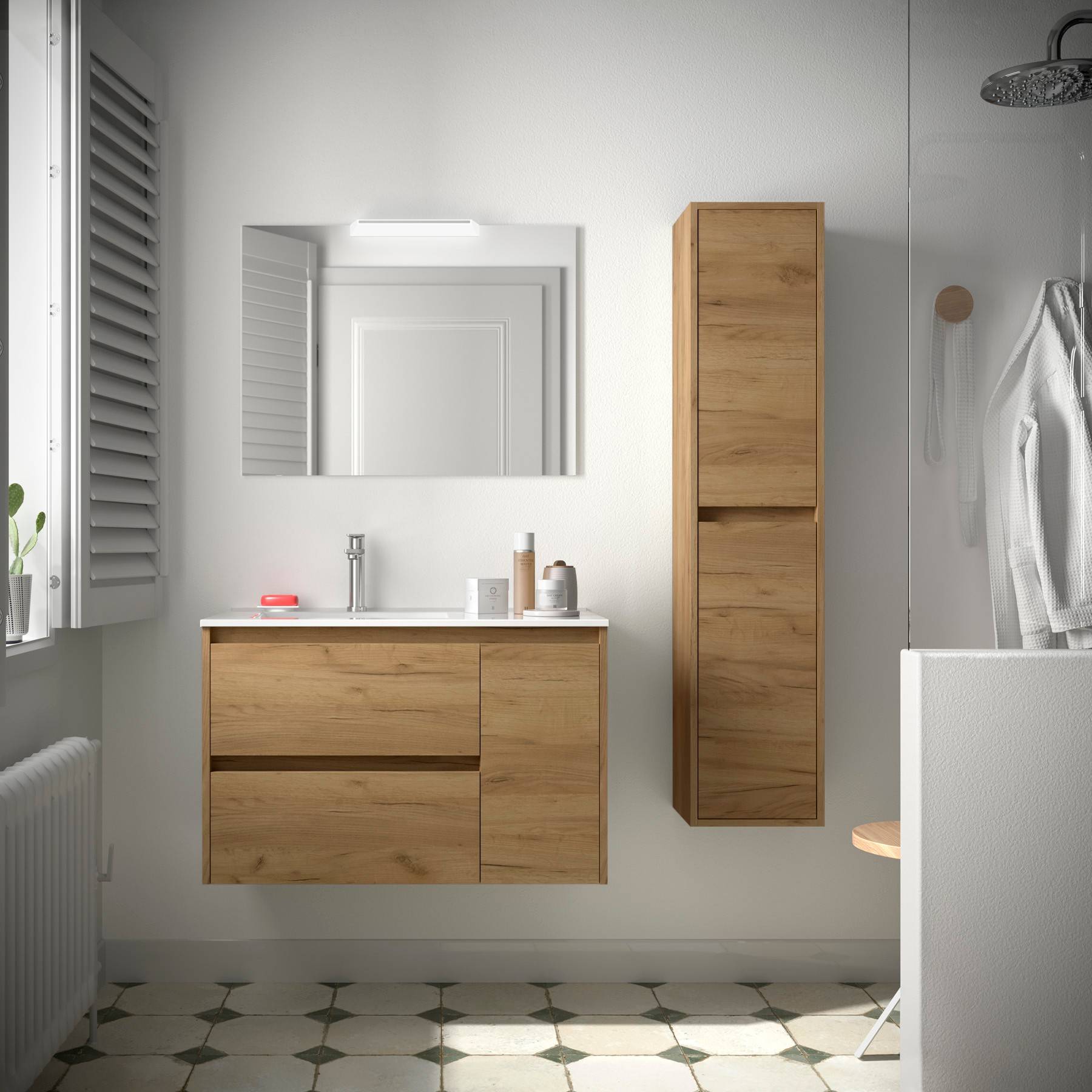 Ein modernes Badezimmer mit Holzschränken, einem rechteckigen Spiegel und einer Glasdusche. Helle Beleuchtung und ein klares, minimalistisches Design.