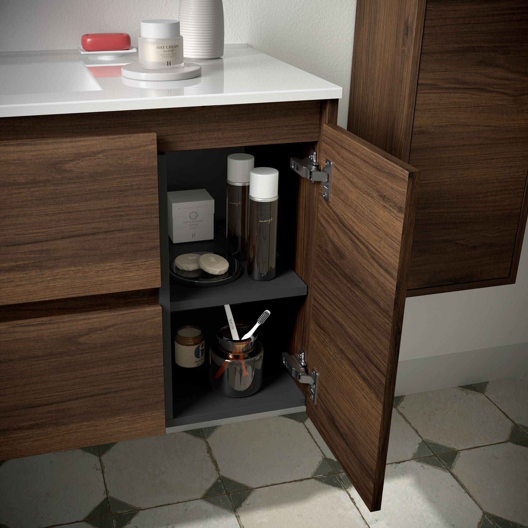 Geöffneter Badezimmerschrank mit Holzoberfläche, der Regale mit Flaschen, Gläsern und einem Zahnbürstenhalter zeigt. Die Ablage enthält eine Seifenschale und einen Behälter.