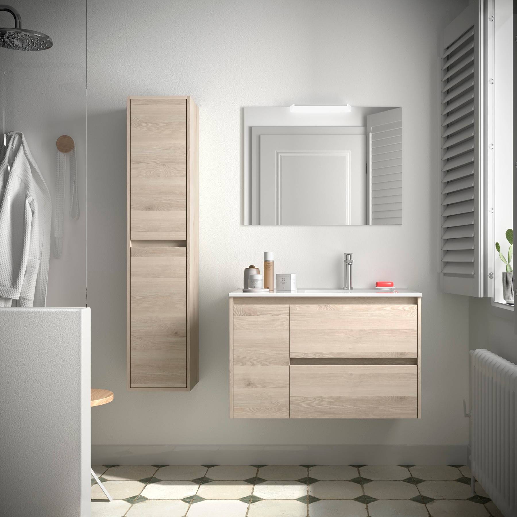 Modernes Badezimmer-Interieur mit Holzschränken, großem Spiegel und eingebauten Regalen. Weiße Wände und geometrische Bodenfliesen verleihen einen cleanen Look.