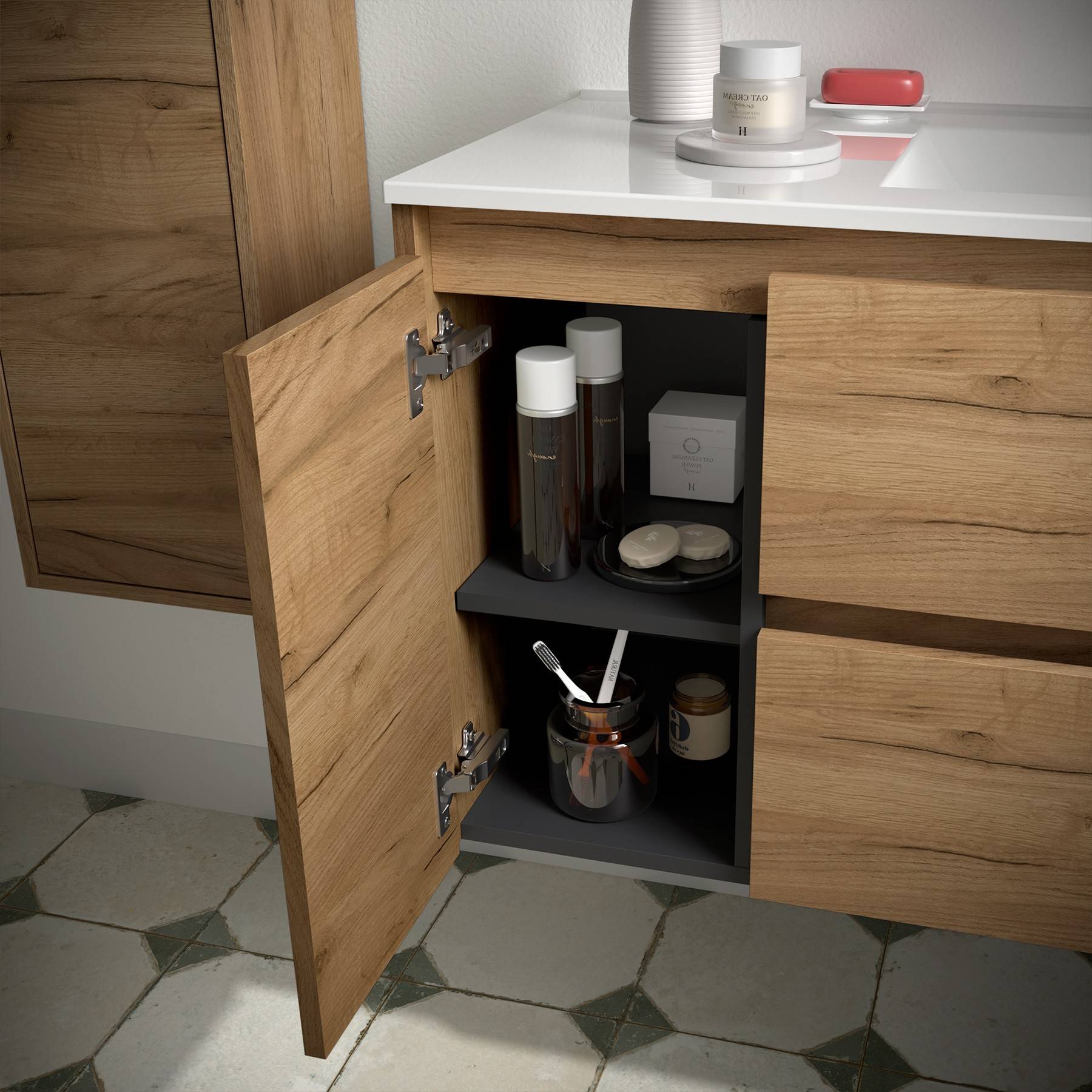 Offene hölzerne Badezimmerschrank mit Regalen, auf denen braune Gläser, eine Zahnbürste und Kosmetikprodukte stehen. Weißer Waschtisch mit zusätzlichen Gegenständen.