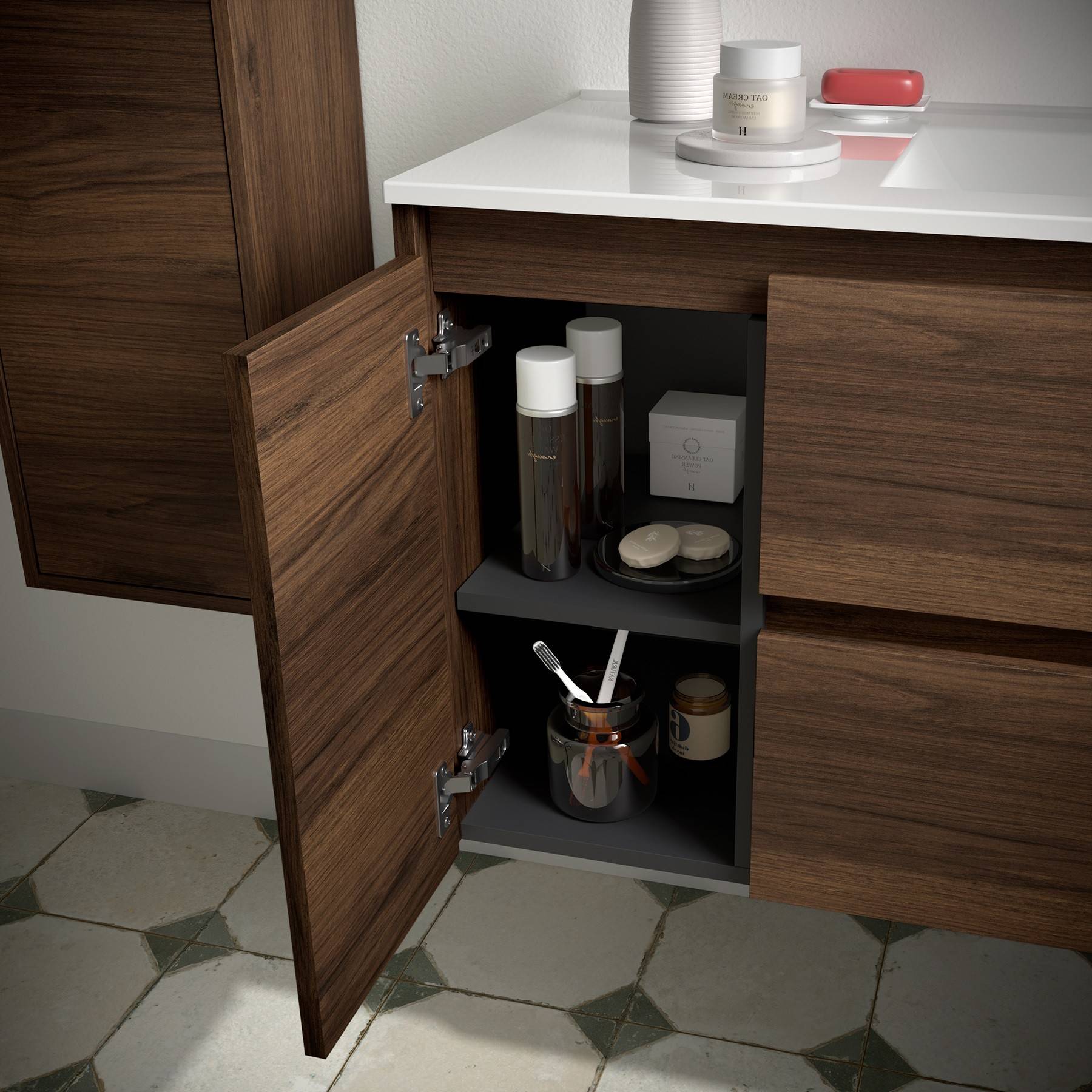 Ein hölzerner Badezimmerschrank mit geöffneter Tür zeigt Regale, die Flaschen, Gläser und Toilettenartikel tragen. Die Arbeitsplatte hat eine Kerze und eine Seifenschale.